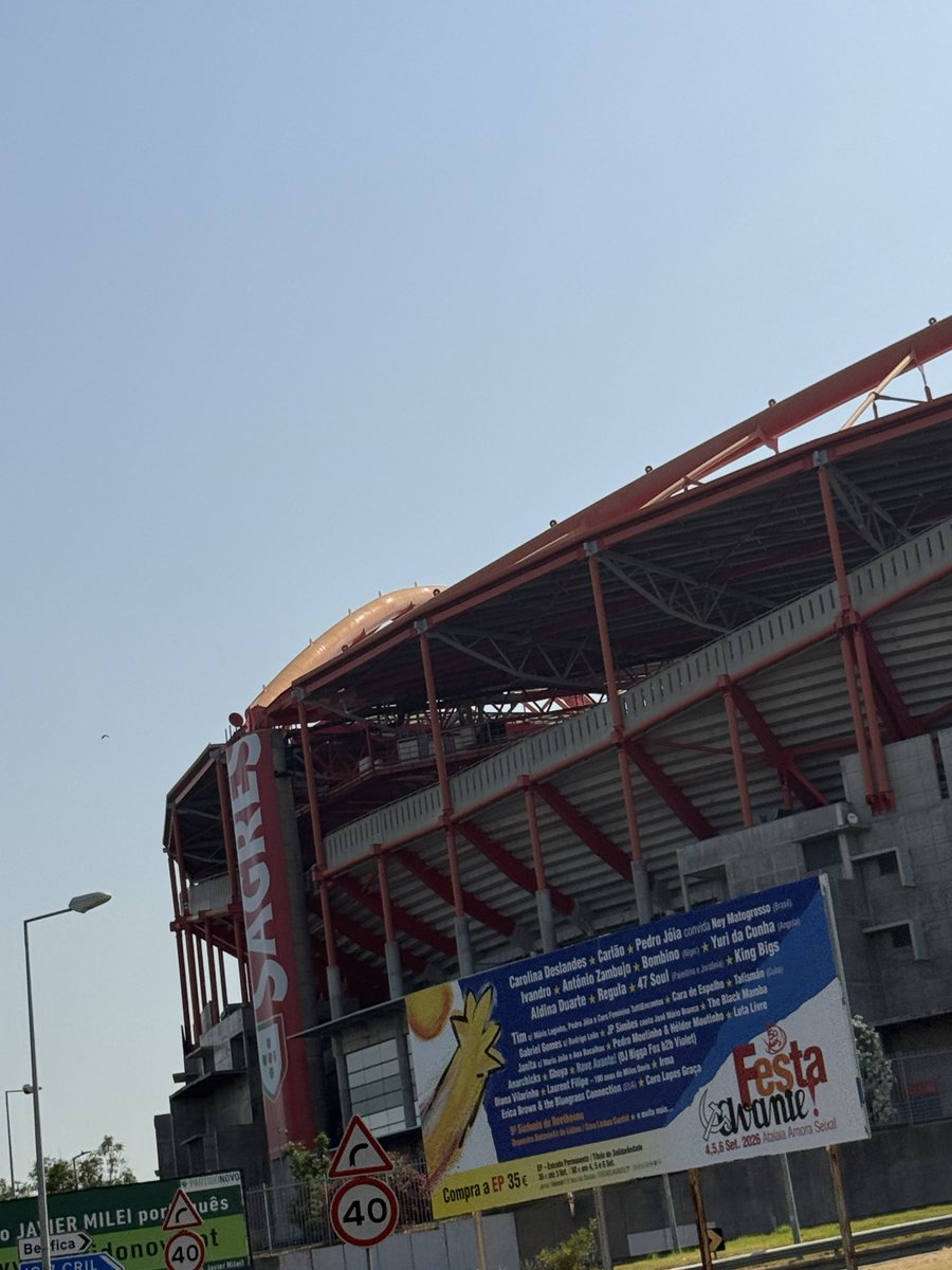 OTAvez_'s tweet photo. Rui Costa, está na hora de mandar pintar os aros.
O Benfica é vermelho e branco, não laranja e branco. https://t.co/rz7sooRdtk