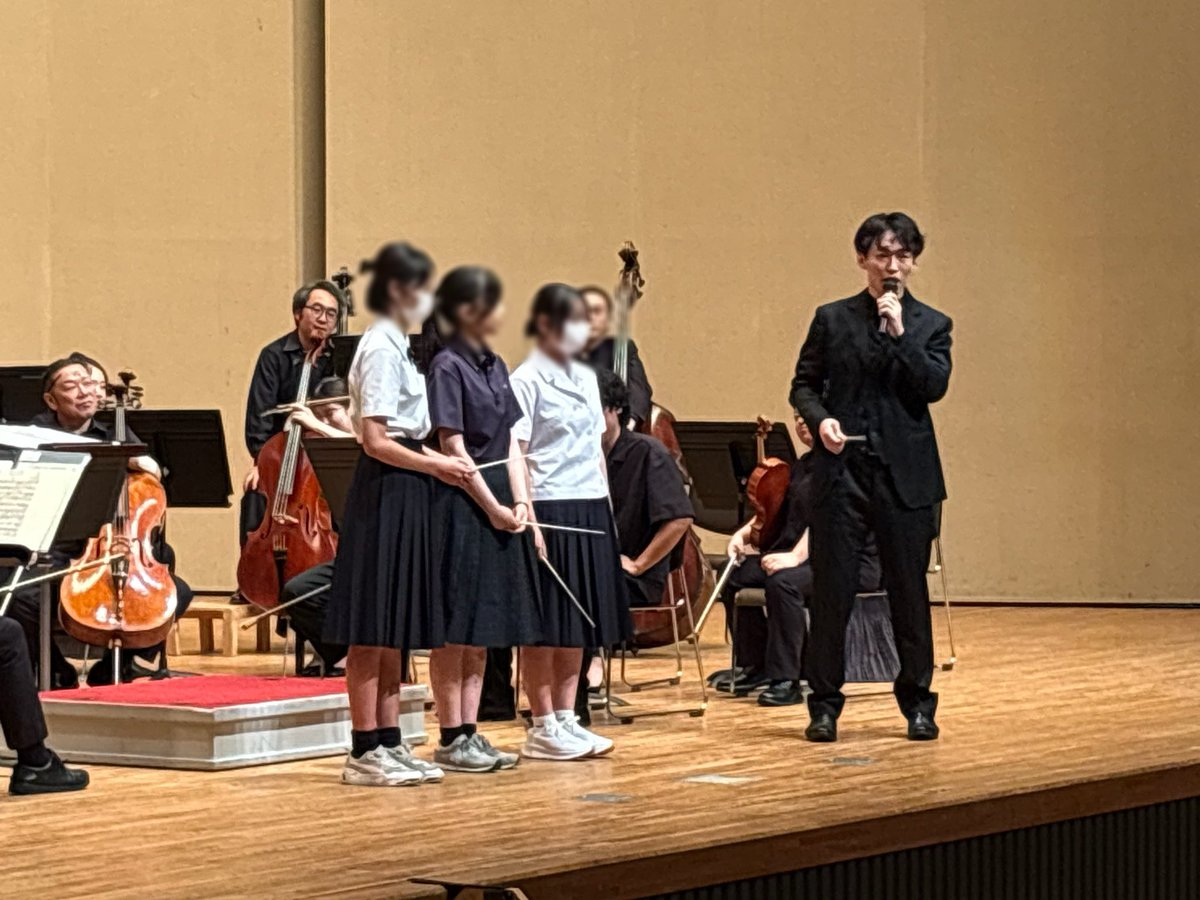 shizukyo_'s tweet photo. ＼県 #学校訪問コンサート②／
本日、#沼津第一中学校、#沼津第二中学校、#沼津第四中学校 の3校合同学校訪問コンサートのため、 #沼津市民文化センター にうかがいました。

指揮は #神成大輝。

3校の生徒の皆さんをはじめ、保護者の方々にもご来場いただき、オーケストラの名曲や楽器紹介、指揮者体験などをお楽しみいただきました🎻

代表生徒による指揮者体験では、会場から大きな拍手が送られました👏

ご来場いただいた皆様、ありがとうございました！