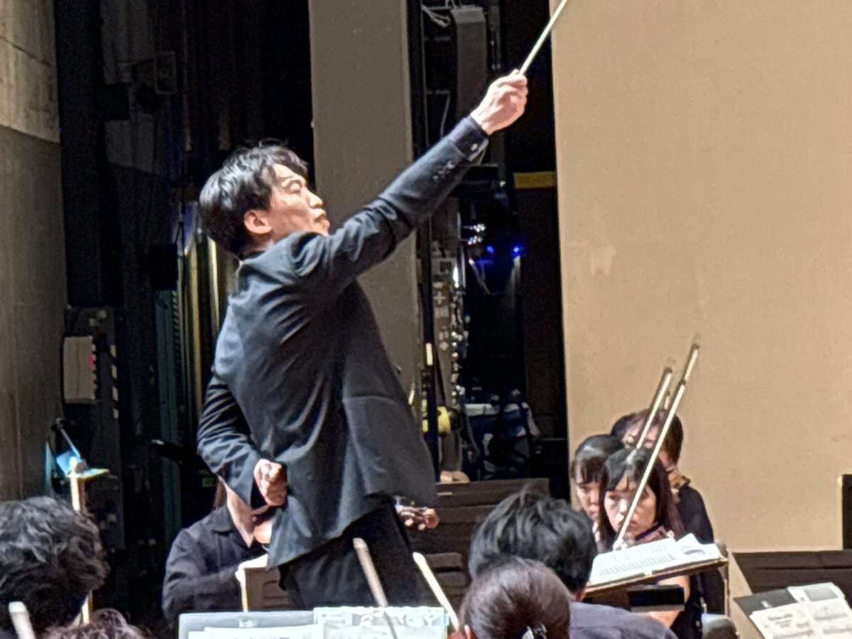 shizukyo_'s tweet photo. ＼県 #学校訪問コンサート②／
本日、#沼津第一中学校、#沼津第二中学校、#沼津第四中学校 の3校合同学校訪問コンサートのため、 #沼津市民文化センター にうかがいました。

指揮は #神成大輝。

3校の生徒の皆さんをはじめ、保護者の方々にもご来場いただき、オーケストラの名曲や楽器紹介、指揮者体験などをお楽しみいただきました🎻

代表生徒による指揮者体験では、会場から大きな拍手が送られました👏

ご来場いただいた皆様、ありがとうございました！