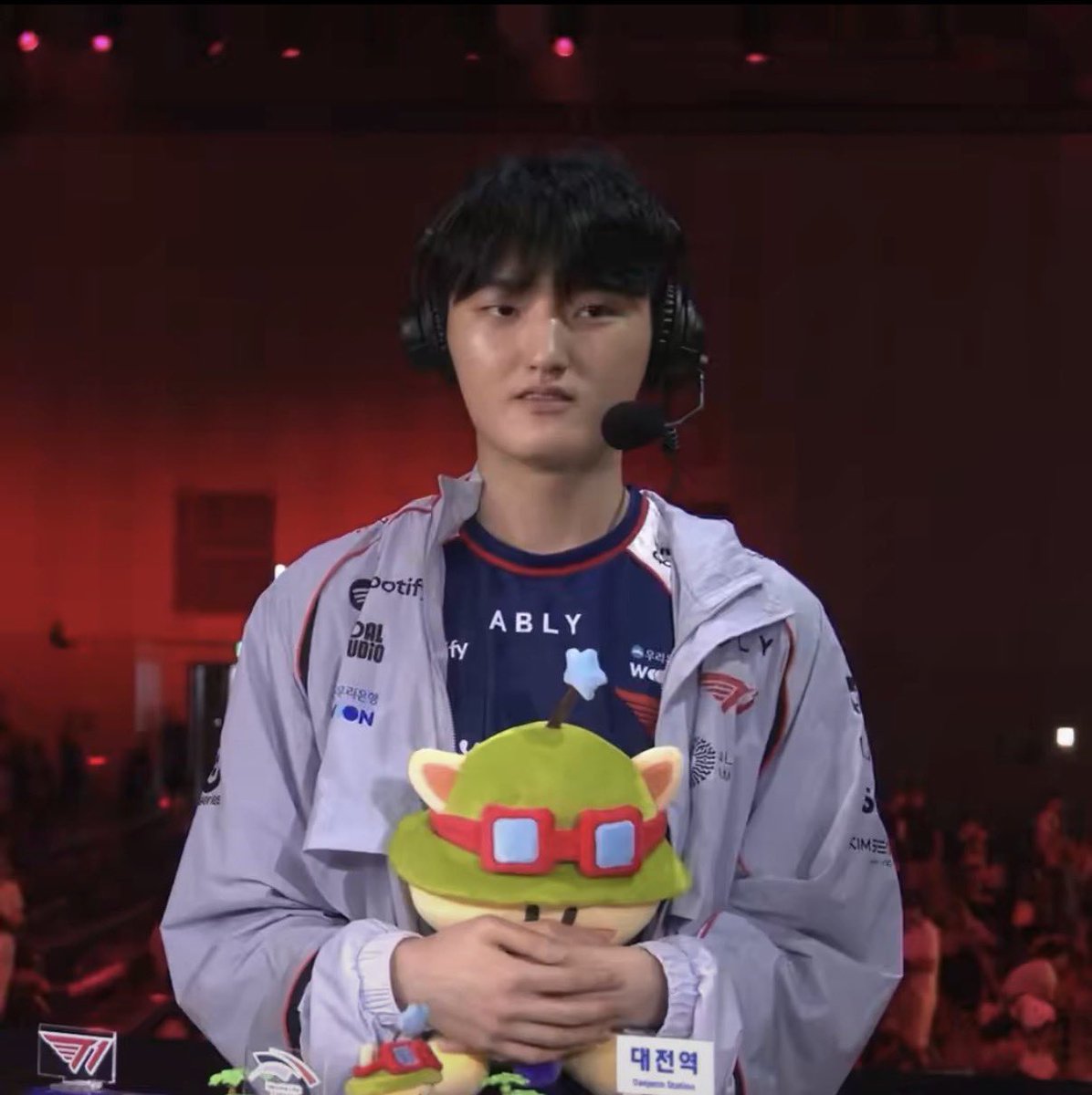_fakerrai's tweet photo. Our designated plushie holders 🥹🥰 #Peyz #Doran #T1 https://t.co/wjWDVxusZp