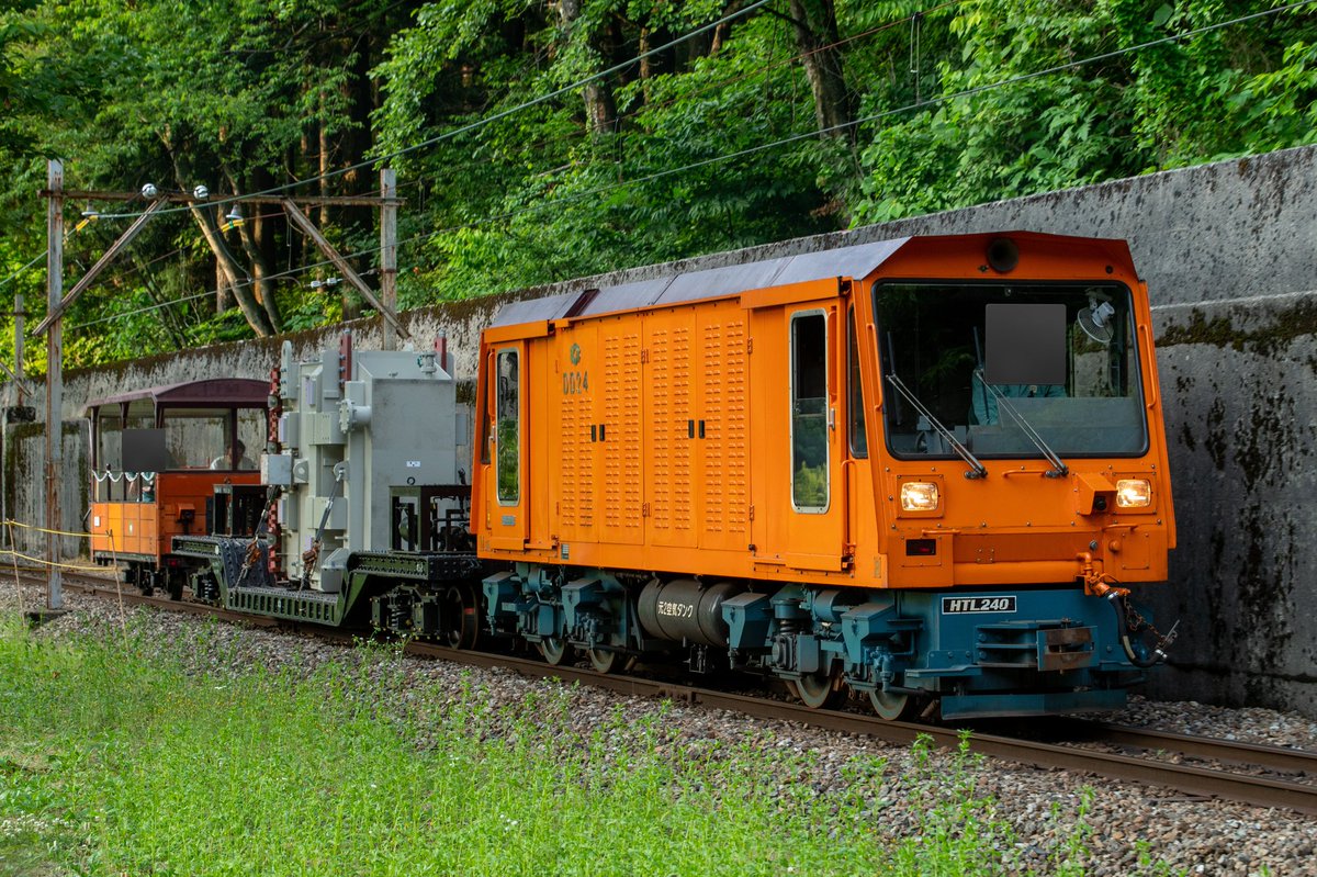 Exp_Yunokuni's tweet photo. DD24+オシ2の変圧器輸送
宇奈月〜猫又間が鉄路で結ばれたのが100年前。同じく製造から100年を迎えたオシ2は、令和の今も黒部川水力を支えています。
#ナローの日 https://t.co/dcnJpLsHgA