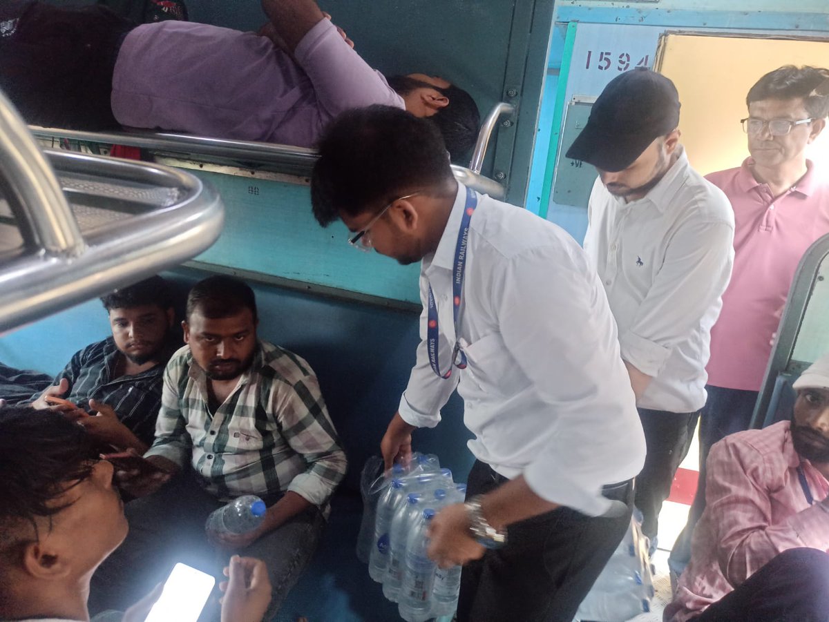 drmbct's tweet photo. Few trains have been regulated at various stations due to incessant and heavy rainfall resulting in waterlogging over the Virar–Nalasopara–Vasai Road section. Passengers at Virar Railway Station were provided with water bottles and biscuit packets to ensure their comfort during the disruption.

Western Railway continues to stand by its passengers, ensuring timely assistance and support during monsoon-related service disruptions.

#WesternRailway #PassengerFirst #MonsoonUpdate #PassengerCare