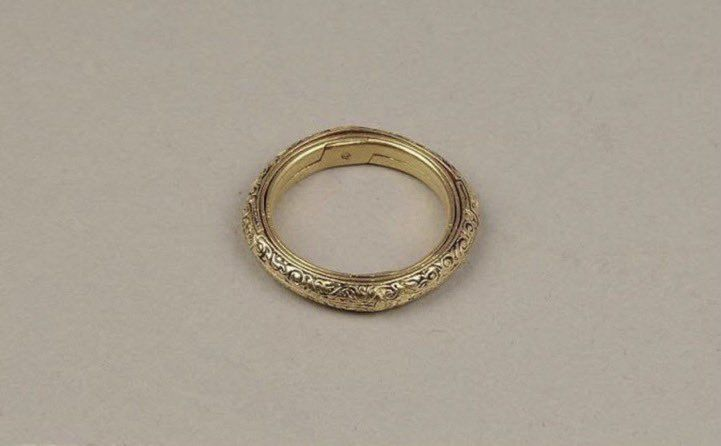 LeoDaVinciWave's tweet photo. 16th-century jewel that conceals a tiny astronomical sphere. https://t.co/KsQVwgWr59