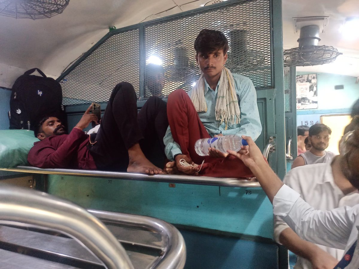 drmbct's tweet photo. Few trains have been regulated at various stations due to incessant and heavy rainfall resulting in waterlogging over the Virar–Nalasopara–Vasai Road section. Passengers at Virar Railway Station were provided with water bottles and biscuit packets to ensure their comfort during the disruption.

Western Railway continues to stand by its passengers, ensuring timely assistance and support during monsoon-related service disruptions.

#WesternRailway #PassengerFirst #MonsoonUpdate #PassengerCare