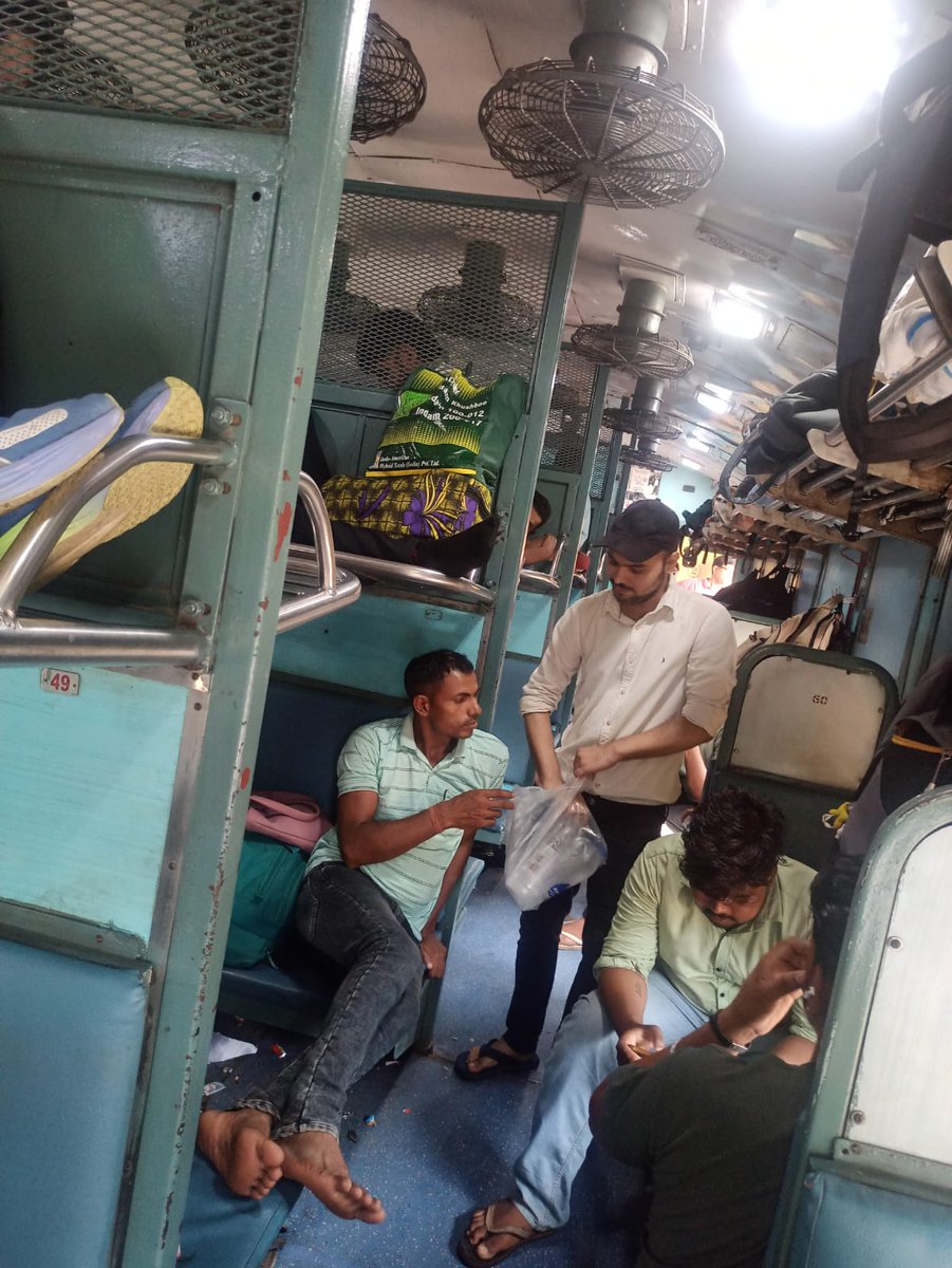 drmbct's tweet photo. Few trains have been regulated at various stations due to incessant and heavy rainfall resulting in waterlogging over the Virar–Nalasopara–Vasai Road section. Passengers at Virar Railway Station were provided with water bottles and biscuit packets to ensure their comfort during the disruption.

Western Railway continues to stand by its passengers, ensuring timely assistance and support during monsoon-related service disruptions.

#WesternRailway #PassengerFirst #MonsoonUpdate #PassengerCare