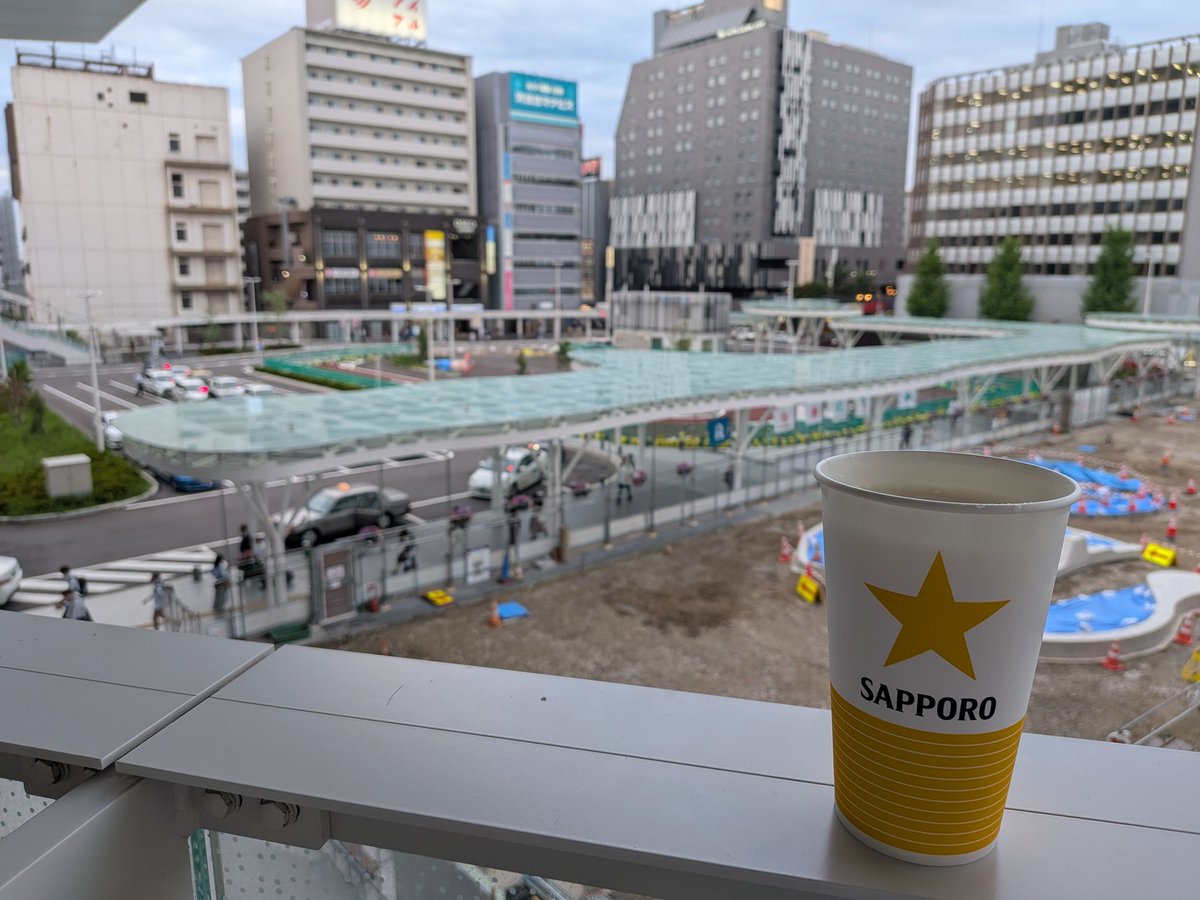 1980bb1980's tweet photo. 新潟駅は呑んべぇ用の駅なのか、簡単にアルコールに手が届く環境が整えられている。 https://t.co/kzXIa8eXDo
