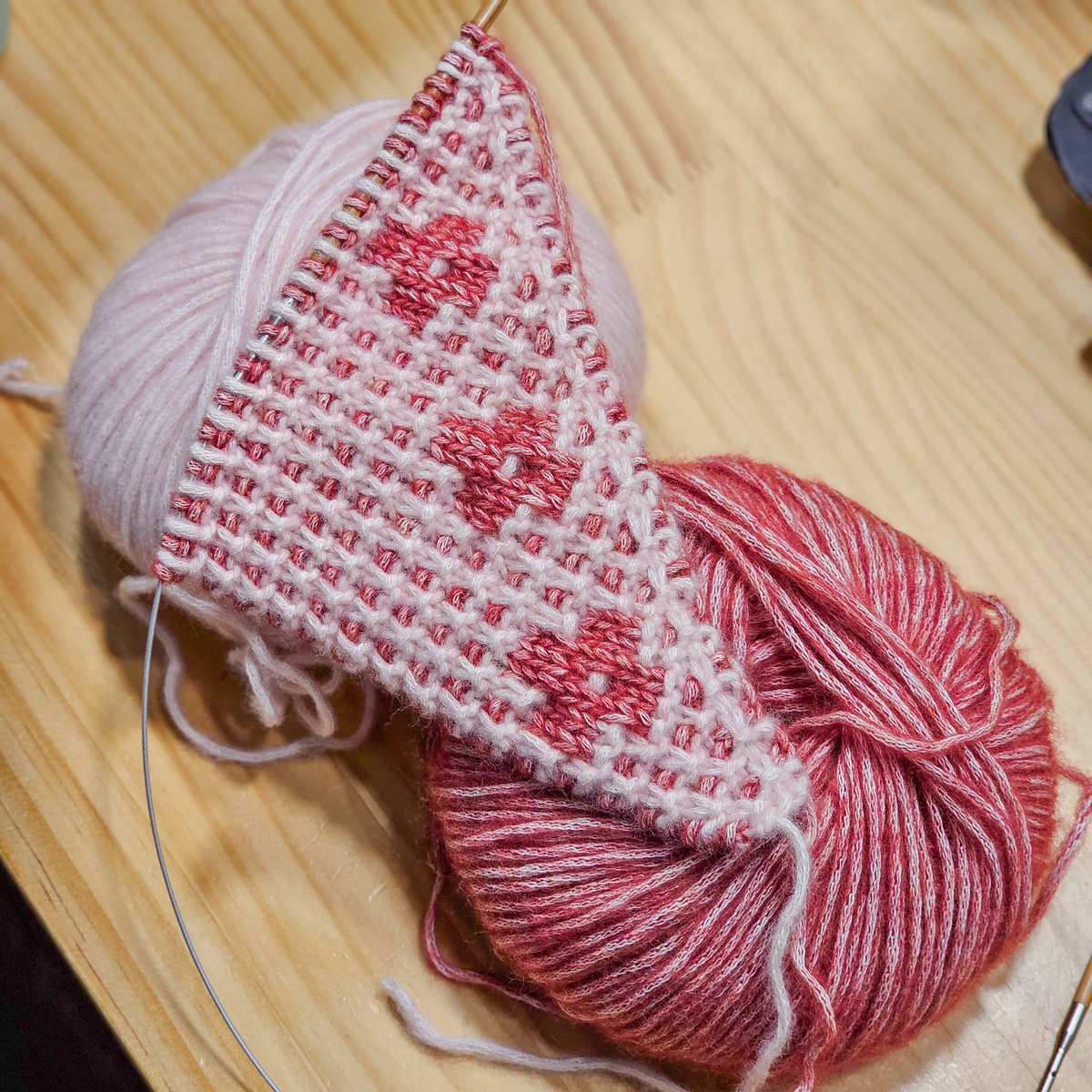 Knittersweather's tweet photo. 그 유명한 꽃숄은 무서워서 꽃 커치프 (무료도안)으로 시작했는데!
생각보다 쉽다!!! 
배색? 필요없음. 두 단마다 하나의 실로 번갈아 뜨고 
겉뜨기 안뜨기 늘리기 걸러뜨기 같이 기본적인 방법만으로도 떠진다!! 
그 때 왜 꽃숄이 인기 많았는지 알거가틈 ㅇㅇ.. 
#pressedflowerskerchief https://t.co/FBvJ674zG0