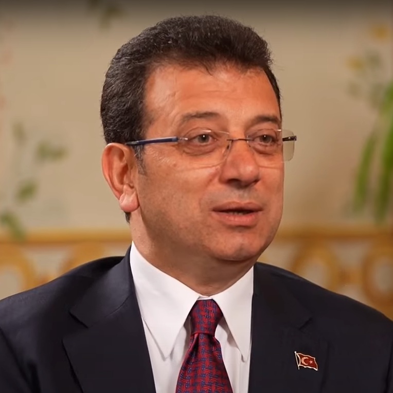istbekliyor's tweet photo. 🚨Ekrem İmamoğlu: "Diplomamı iptal eden İstanbul Üniversitesi rektörü bana telefonda 'Çok zor durumdayım başkanım' dedi." https://t.co/iMJy4Cg7YI