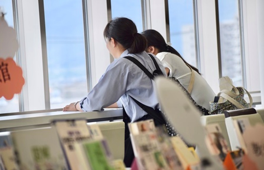 fcu_channel's tweet photo. 【図書館】オープンキャンパスの準備をすすめています。事前に気になる企画をチェックして楽しい一日をお過ごしください。
詳しくはHPをご覧ください▼
https://t.co/wHlqmhmfzI
  #福山市立大学附属図書館 #福山市立大学 https://t.co/vMtHkPZK7G