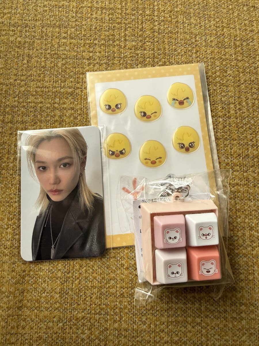 rnrr1025's tweet photo. Stray Kids スキズ SKZOOポン 交换
オンラインくじ

(譲) 
キーボードチャーム  
→ヒョンジン ジニレット 🦙
ぷくっとシール フォトカード
→フィリックス ピリ ポガリ 🐥

(求) リノ リービット 🐰

郵送希望
気軽にお声かけください🙇🏻‍♀️ https://t.co/zXv6pdO1WY