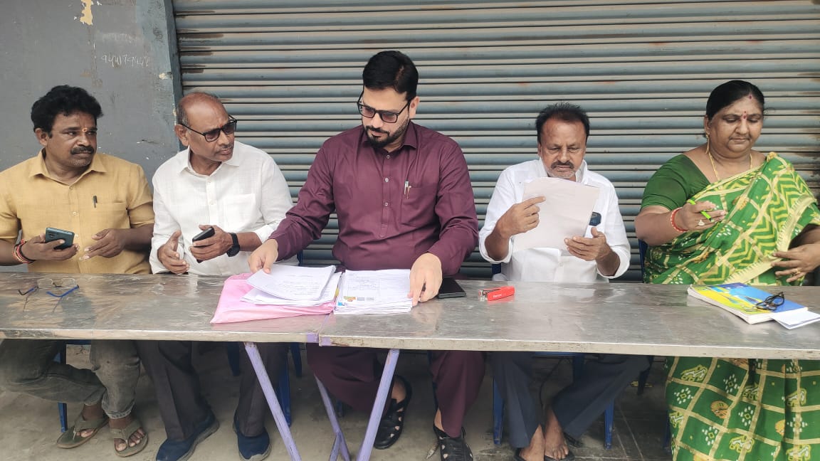 MSBaigVIJ's tweet photo. విజయవాడ పశ్చిమ 40వ డివిజన్లో SIR-2026 (ఓటరు జాబితా సవరణ) కార్యక్రమంలో కృష్ణాజిల్లా గ్రంథాలయ పరిషత్ చైర్మన్ ఎం.ఎస్. బేగ్ పాల్గొన్నారు.
ఎన్యూమరేషన్ ఫారాలు పూర్తి చేసి, జూలై 14 లోగా బీఎల్వో (BLO) కు అందజేసి మీ ఓటు హక్కును పరిరక్షించుకోండి! 🗳️ #SIR2026 #Vijayawada #MSBAIG https://t.co/tC4OEI87Ym