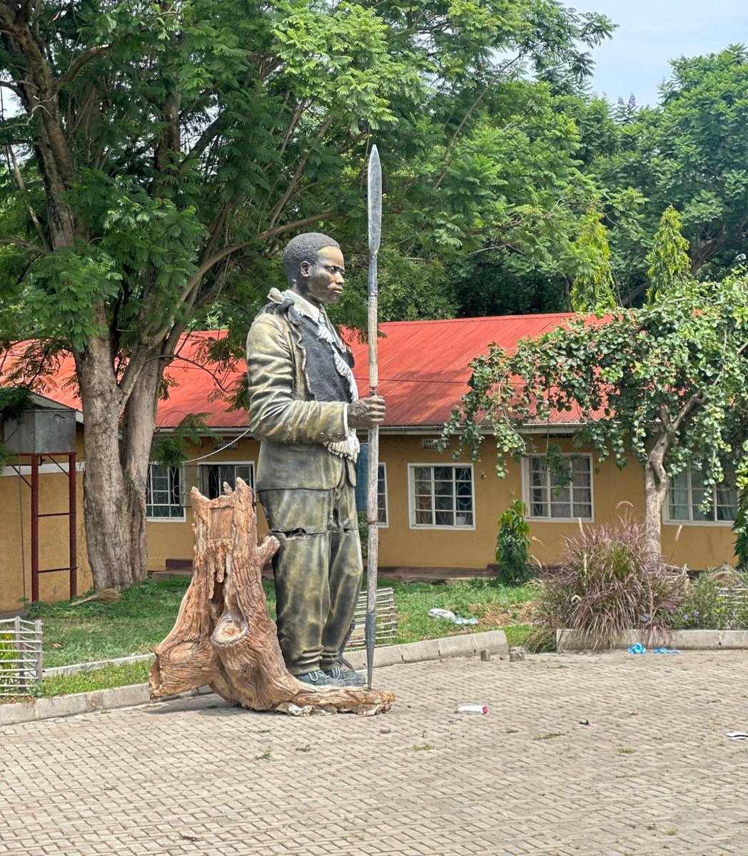 BoazKabasa's tweet photo. A magnificent sculpture of the Rwenzururu Kingdom's first king stands as a testament to a great warrior who fought for peace and self-determination in the formation of the Rwenzururu Kingdom. https://t.co/gEiiIC7rK5