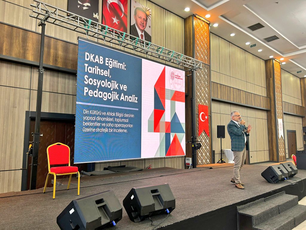 meb_dinogretimi's tweet photo. 📌 81 ilden gelen din kültürü ve ahlak bilgisi öğretmenleri ile gerçekleştirilen “TYMM Din Kültürü ve Ahlak Bilgisi Dersi (9-12. Sınıflar) Eğitici Eğitimi” Gaziantep İl Millî Eğitim Müdürü Dr. Önder Arpacı ve Öğretim Programları ve Materyalleri Daire Başkanımız Hasan Özarslan’ın açış konuşmaları ve sunumları ile başladı.