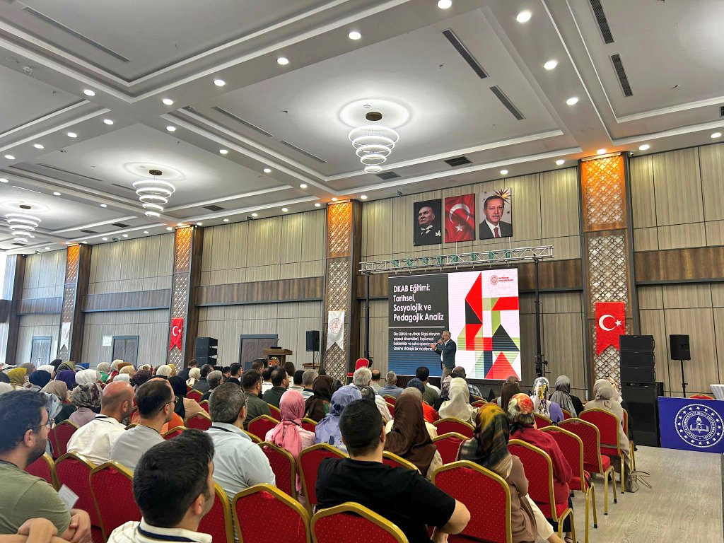 meb_dinogretimi's tweet photo. 📌 81 ilden gelen din kültürü ve ahlak bilgisi öğretmenleri ile gerçekleştirilen “TYMM Din Kültürü ve Ahlak Bilgisi Dersi (9-12. Sınıflar) Eğitici Eğitimi” Gaziantep İl Millî Eğitim Müdürü Dr. Önder Arpacı ve Öğretim Programları ve Materyalleri Daire Başkanımız Hasan Özarslan’ın açış konuşmaları ve sunumları ile başladı.