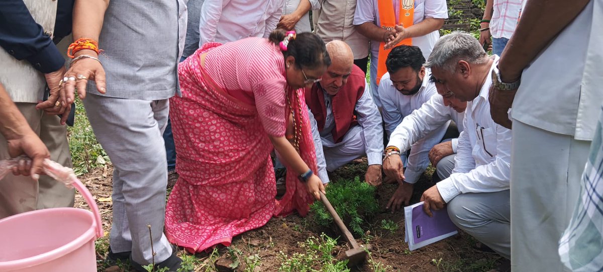 RituKhanduriBJP's tweet photo. 'एक विधान, एक निशान, एक प्रधान' के प्रखर उद्घोषक, माँ भारती के अमर सपूत, प्रखर राष्ट्रवादी विचारक एवं भारतीय जनसंघ के संस्थापक श्रद्धेय डॉ. श्यामा प्रसाद मुखर्जी जी की 125वीं जन्म-जयंती के अवसर पर कोटद्वार स्थित अटल सभागार में आयोजित जिला कार्यकर्ता सम्मेलन में प्रतिभाग किया।

इस अवसर पर जिला पदाधिकारियों एवं कार्यकर्ताओं के साथ संगठन, राष्ट्रहित एवं जनसेवा के विभिन्न विषयों पर आत्मीय संवाद किया। साथ ही, श्रद्धेय डॉ. श्यामा प्रसाद मुखर्जी जी के राष्ट्र निर्माण में अतुलनीय योगदान को नमन करते हुए उनकी पावन स्मृति में वृक्षारोपण कर पर्यावरण संरक्षण का संकल्प भी लिया।

#DrSyamaPrasadMookerjee #kotdwara #uttarakhand #RituKhanduriBhushan