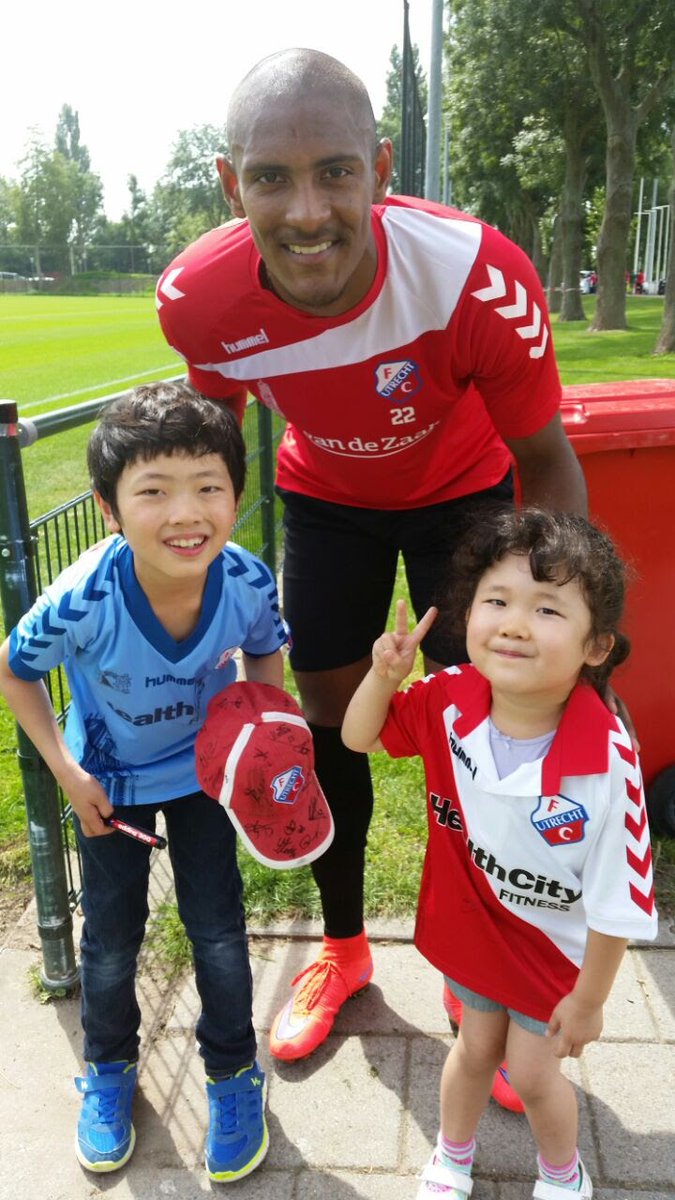 kazujacks's tweet photo. #セバスティアン・アレー 選手の #サンフレッチェ広島 入りが発表されて、めちゃくちゃ興奮してる✨🥹✨

彼の原点は間違いなく  #FCユトレヒト 。前線に君臨するだけで相手DFを絶望させる圧倒的な理不尽さ、泥臭くも美しいゴール量産体制はまさに伝説。あの全盛期の輝きをもう一度、今度は日本で見られるかもしれないと思うと、誰得なのと思ってしまう🙌✨

​私がユトレヒトに駐在していた2015年夏の完全移籍から2017年まで、公式戦82試合で41ゴール⚽🥅約2試合に1回はネットを揺らす、名実ともにチームの絶対神でした。私を含むユトレヒトサポーター達は、毎試合『アレー、アレー』と手を上から下に下ろして拝んでいたものです😁✨

​当時は、ターゲットマンとして前線に放り込まれたボールをことごとく収め、巨体に似合わず、チャンスメイク能力や前線からの守備貢献度も非常に高いのが彼の真の恐ろしさでした👏👏👏👏✨

​アヤックスでのチャンピオンズリーグ得点王争いや、病魔を乗り越えたドルトムント時代など、その後のキャリアの礎はすべてこのユトレヒトでの「レジェンド級の働き」から始まっています😭

今年中にはまだ訪問したことの無い  #エディオンピースウィング広島 を訪れてアレー選手を応援したいと思ってます📣✊🏻❤️‍🔥その時はFCユトレヒトのユニフォームで行くかもしれませんが、サンフレッチェ広島の皆さん、暖かい目で見守って下さい‼️😊💕