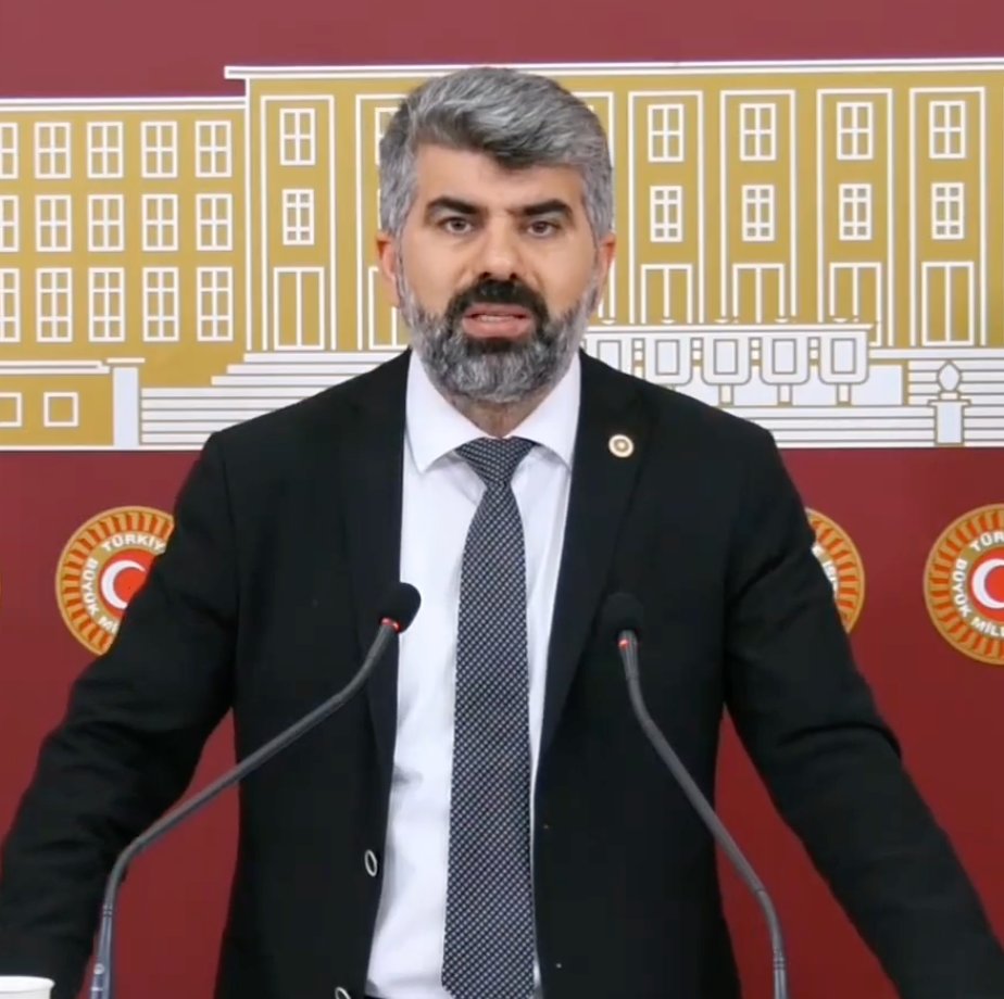 dailyislamist's tweet photo. 🗣️ HÜDA PAR Milletvekili Faruk Dinç:

Fatih Sultan Mehmet Köprüsü’nün ABD bayrağı renklerine bürünmesi kabul edilemez bir çelişkidir.

Epstein gibi kirli ağlarla anılan küresel odakların dostluğu olmaz, yalnızca çıkarları ve sinsi planları olur.

Onların asıl hesabı, bizim yok oluşumuzu planlamaktır.

Bu gaflete derhal son verilmelidir!