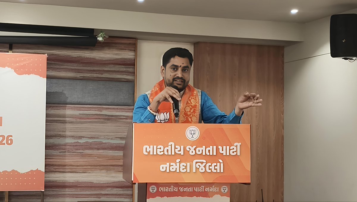 bjpneelrao's tweet photo. પ્રશિક્ષણ એટલે સંગઠનનું બળ

પંડિત દીનદયાળ ઉપાધ્યાય પ્રશિક્ષણ વર્ગ મહાઅભિયાન – ૨૦૨૬ અંતર્ગત સાગબારા મંડલના યોજાયેલા પ્રશિક્ષણ વર્ગમાં "બૂથ પ્રબંધન" વિષય પર માર્ગદર્શન આપવાનો અવસર પ્રાપ્ત થયો.

બૂથ એ સંગઠનનું હૃદય અને તેની કાર્યશક્તિનું કેન્દ્ર છે. કોઈપણ સંગઠનની સફળતા તેના બૂથના સશક્ત આયોજન, સક્રિય કાર્યકર્તાઓ અને સુવ્યવસ્થિત કાર્યપદ્ધતિ પર આધારિત હોય છે. તેથી દરેક બૂથને જીવંત, સક્રિય અને જનસંપર્કમાં સતત કાર્યરત રાખવું એ દરેક કાર્યકર્તાની મહત્વપૂર્ણ જવાબદારી છે.દરેક કાર્યકર્તા પોતાના બૂથને માત્ર ચૂંટણી પૂરતો નહીં, પરંતુ વર્ષભર સેવા, સંપર્ક અને સંગઠન પ્રવૃત્તિઓનું કેન્દ્ર બનાવે, તો સંગઠનની મજબૂતી અનેકગણી વધે છે.

 સશક્ત બૂથ એ જ સશક્ત સંગઠનનો પાયો છે, અને એ જ વિકસિત ભારતના સંકલ્પને સાકાર કરવાની દિશામાં સૌથી મહત્વપૂર્ણ પગથિયું છે.
માર્ગદર્શન દરમિયાન બૂથ સમિતિની સક્રિયતા, પેઈજ પ્રમુખ વ્યવસ્થા, લાભાર્થીઓ અને મતદાતાઓ સાથે સતત સંપર્ક, સંગઠનના કાર્યક્રમોને અસરકારક રીતે બૂથ સ્તર સુધી પહોંચાડવા તેમજ સેવા, સમર્પણ અને સંકલનના ભાવ સાથે કાર્ય કરવાની આવશ્યકતા પર વિસ્તૃત ચર્ચા કરવામાં આવી.

#SashaktSangathan #PrashikshanVarg2026 #NationFirst #panditdindayalupadhyayprashikshanmahabhiyan2026 
#BhartiyaJantaParty #BJP4IND