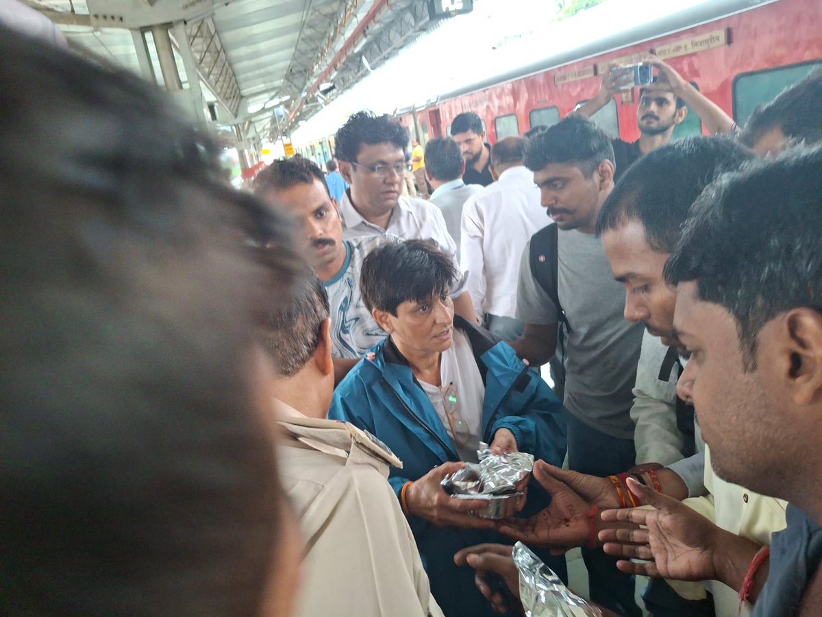 drmbct's tweet photo. Few trains have been regulated at various stations due to incessant and heavy rainfall resulting in waterlogging over the Virar – Nalasopara – Vasai Road section. Approximately 500 plates of puri bhaji were distributed to passengers of Train No. 12910 at Palghar Railway Station, with the support of Neon Foundation NGO.

Western Railway continues to take necessary measures to ensure the comfort and well-being of passengers during adverse weather conditions.

#WesternRailway #PassengerFirst #MonsoonUpdate #PassengerCare