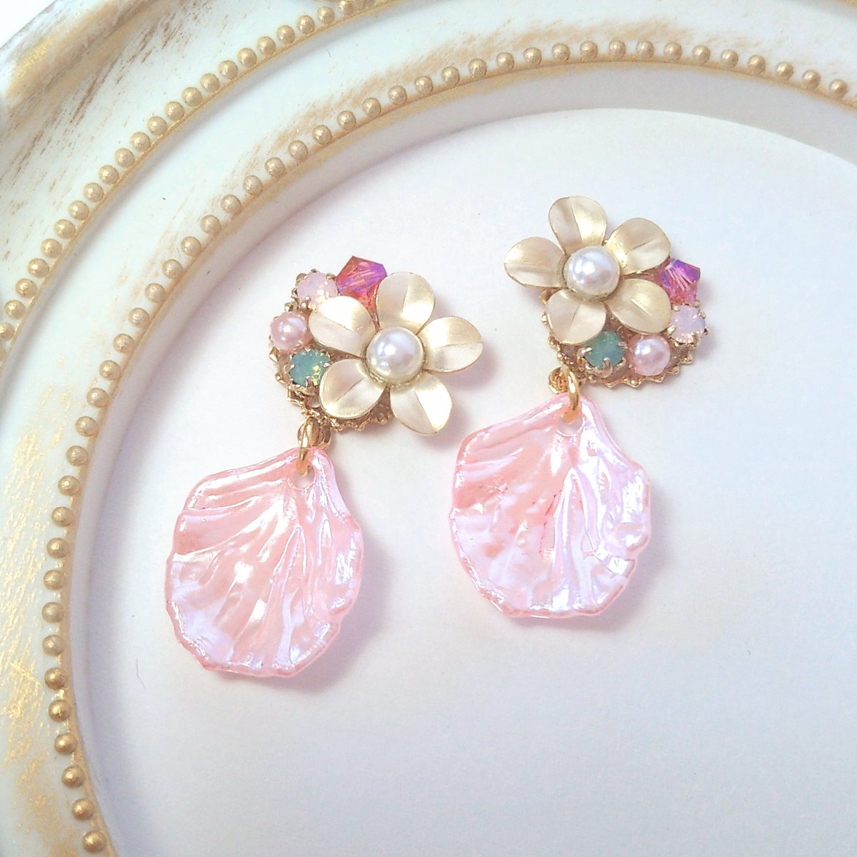 witchs_anemone's tweet photo. 最近家族から「かわいい」と褒めてもらえたピアス・イヤリング、『砂糖菓子の花』。自分でも美味しそうだなぁと思いながら作ってます。 https://t.co/jOrO2DxWMC