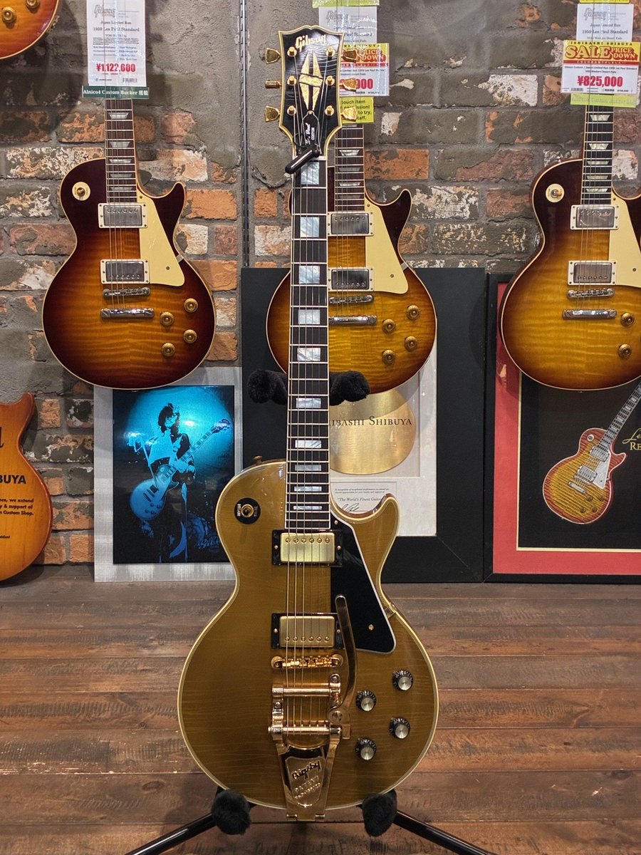 1484shibuya's tweet photo. 【Gibson Custom】
1968 Les Paul Customをベースに1957 Les Paul Standardで採用されるDouble Goldを採用した１本です。
Customのためもちろんゴールドパーツですが、Bigsby採用でよりゴージャスな印象に。
豪華絢爛とはまさにこのこと。
＃今日のGibson ＃レスポール
https://t.co/hNBy0svlRd https://t.co/Wx6r3eXzqh