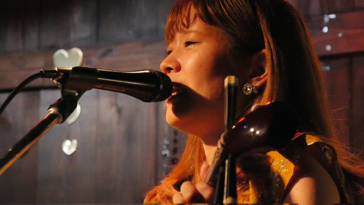 mit5043284's tweet photo. おおきあさみPresents ReleaseParty "MeltySummerFes" -DAY1-

3人目は沖縄民謡のメロディを歌う野崎万葉さん

沖縄三味線を弾きながら唄う万葉さん
しっとり緩やかな沖縄独特のメロディはじんわり心に響いてきます https://t.co/ckjkPZ7iPX