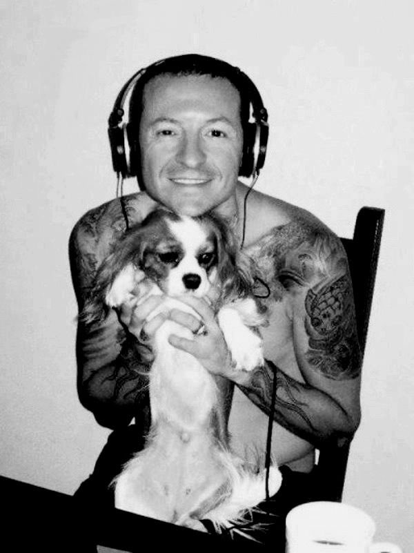 centrallpbr's tweet photo. 🖤 Há exatos 9 anos, Chester Bennington subia ao palco com o Linkin Park pela última vez.

O show aconteceu em 6 de julho de 2017, em Birmingham, Inglaterra, encerrando uma era que marcou milhões de pessoas ao redor do mundo.

Uma noite que jamais será esquecida. https://t.co/K2lSfM349w