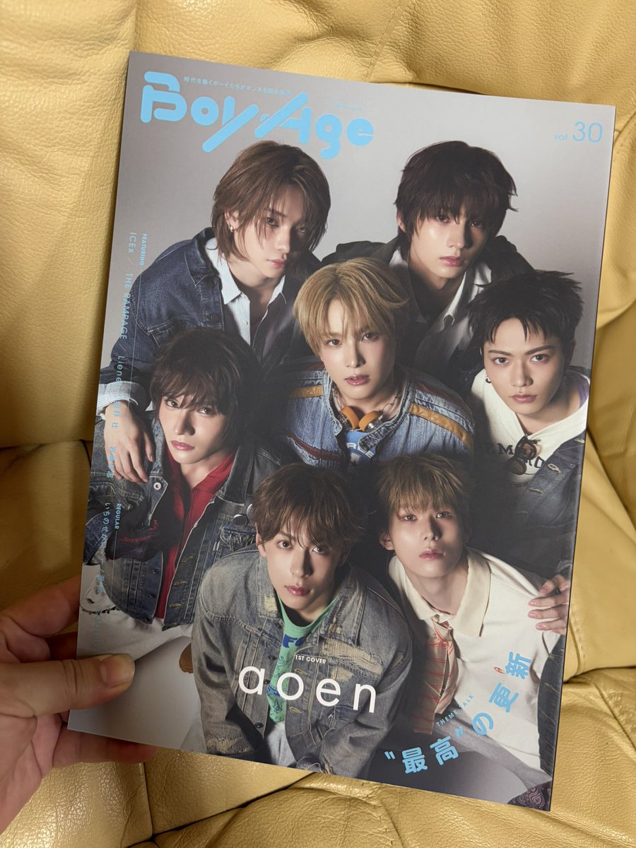 marukajiriiina's tweet photo. 表紙aoenカッコイイーっっ!!
マジ全員イケメンしかいない😍全員カットもソロカットもインタビューも最高で盛り沢山過ぎてホントに最高😍買って良かったぁ😆🙌💙💍
#aoen #アオエン #aoring
#Boyage https://t.co/5njlbe3Wmm