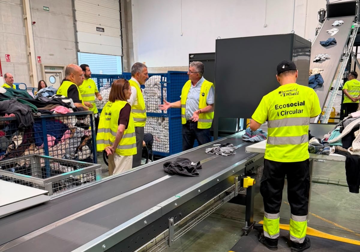 treballcat's tweet photo. 📌 Fundació Formació i Treball

El @consellerSamper, acompanyat del director general d’@econ_socialcat, @davidbonvehi, ha visitat la planta de Sabadell per conèixer de primera mà un projecte referent en inclusió social, economia circular i generació d’oportunitats laborals. https://t.co/vFVYOlB8VB