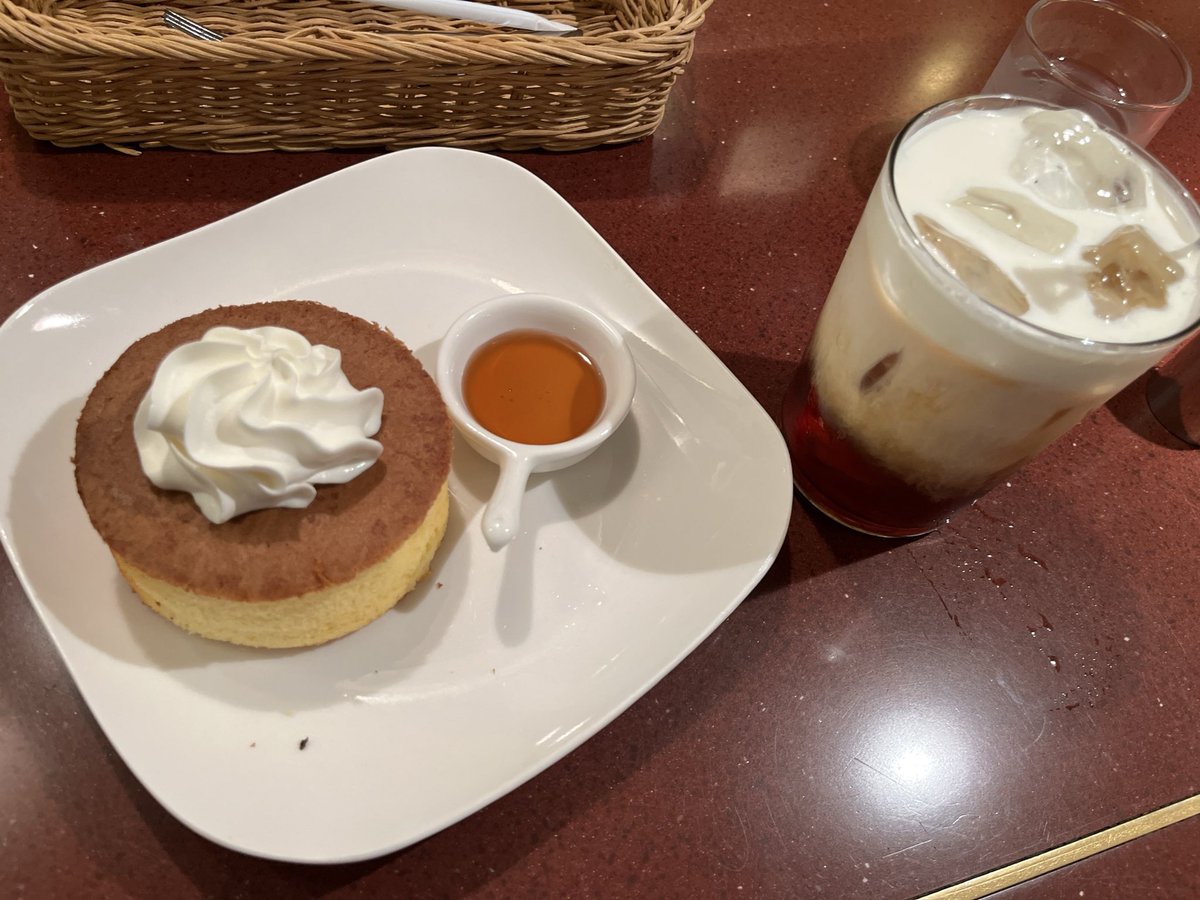 dancewithrabbit's tweet photo. 🎂いっぱい食べていい日（そうか？） https://t.co/EAGh5cucp2