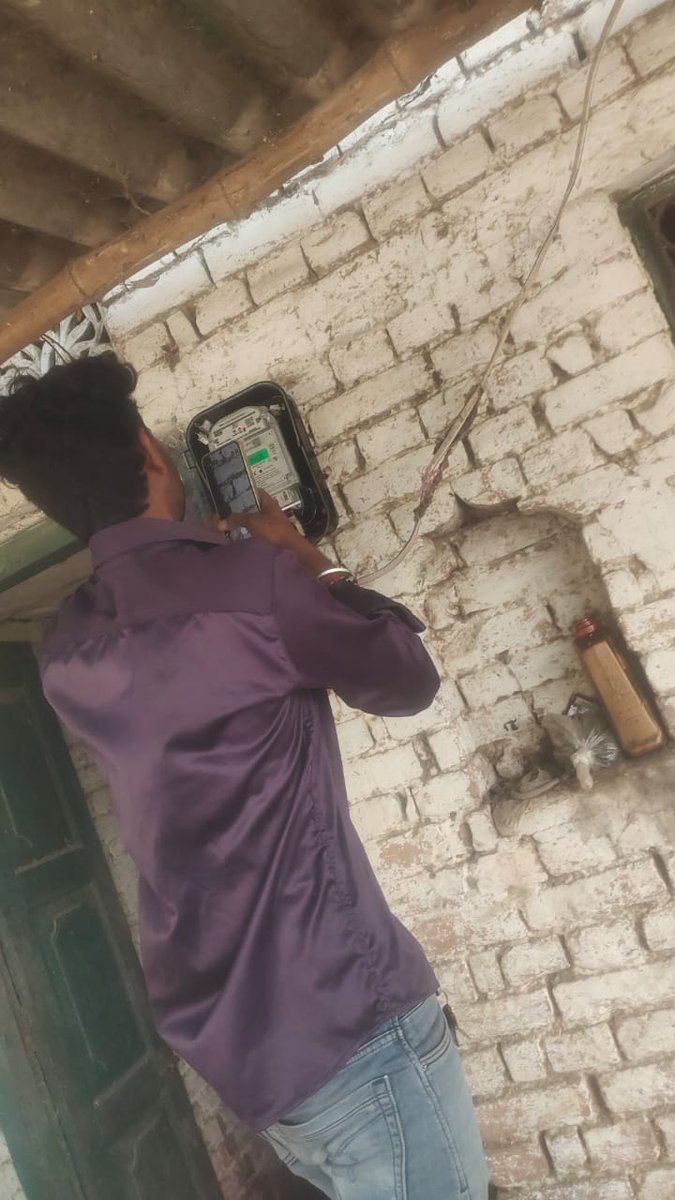 puvvnlvaranasi's tweet photo. #SMART_METER
विद्युत वितरण खण्ड- चिरईगांव वाराणसी के जाल्हुपुर उपकेन्द्र अंतर्गत उपभोक्ता की संतुष्टि सटीक सही खपत के अनुसार पारदर्शी एवं नियंत्रित बिल बनाने के लिए कार्यदायी संस्था मेसर्स जीएमआर द्वारा #स्मार्ट_मीटर लगाया गया।
तो उपभोक्ता आज ही स्मार्ट मीटर लगवाए और सुविधा का लाभ उठाए।
मासिक बिल की सूचना प्राप्त करें प्रतिदिन अपनी विद्युत खपत की निगरानी करें।
अधिक जानकारी के लिए आप हमारे टोल फ्री नंबर 📞1912
@UPPCLLKO @PuVVNLHQ @aksharmaBharat
@AKSharmaOffice @ChairmanUppcl @mduppcl