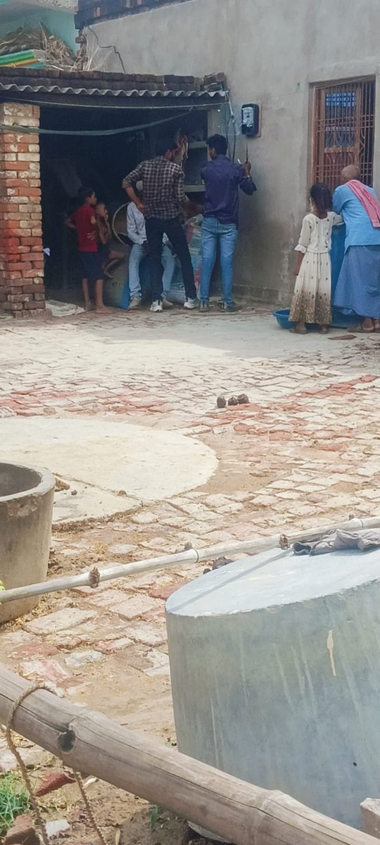 puvvnlvaranasi's tweet photo. #SMART_METER
विद्युत वितरण खण्ड- चिरईगांव वाराणसी के जाल्हुपुर उपकेन्द्र अंतर्गत उपभोक्ता की संतुष्टि सटीक सही खपत के अनुसार पारदर्शी एवं नियंत्रित बिल बनाने के लिए कार्यदायी संस्था मेसर्स जीएमआर द्वारा #स्मार्ट_मीटर लगाया गया।
तो उपभोक्ता आज ही स्मार्ट मीटर लगवाए और सुविधा का लाभ उठाए।
मासिक बिल की सूचना प्राप्त करें प्रतिदिन अपनी विद्युत खपत की निगरानी करें।
अधिक जानकारी के लिए आप हमारे टोल फ्री नंबर 📞1912
@UPPCLLKO @PuVVNLHQ @aksharmaBharat
@AKSharmaOffice @ChairmanUppcl @mduppcl