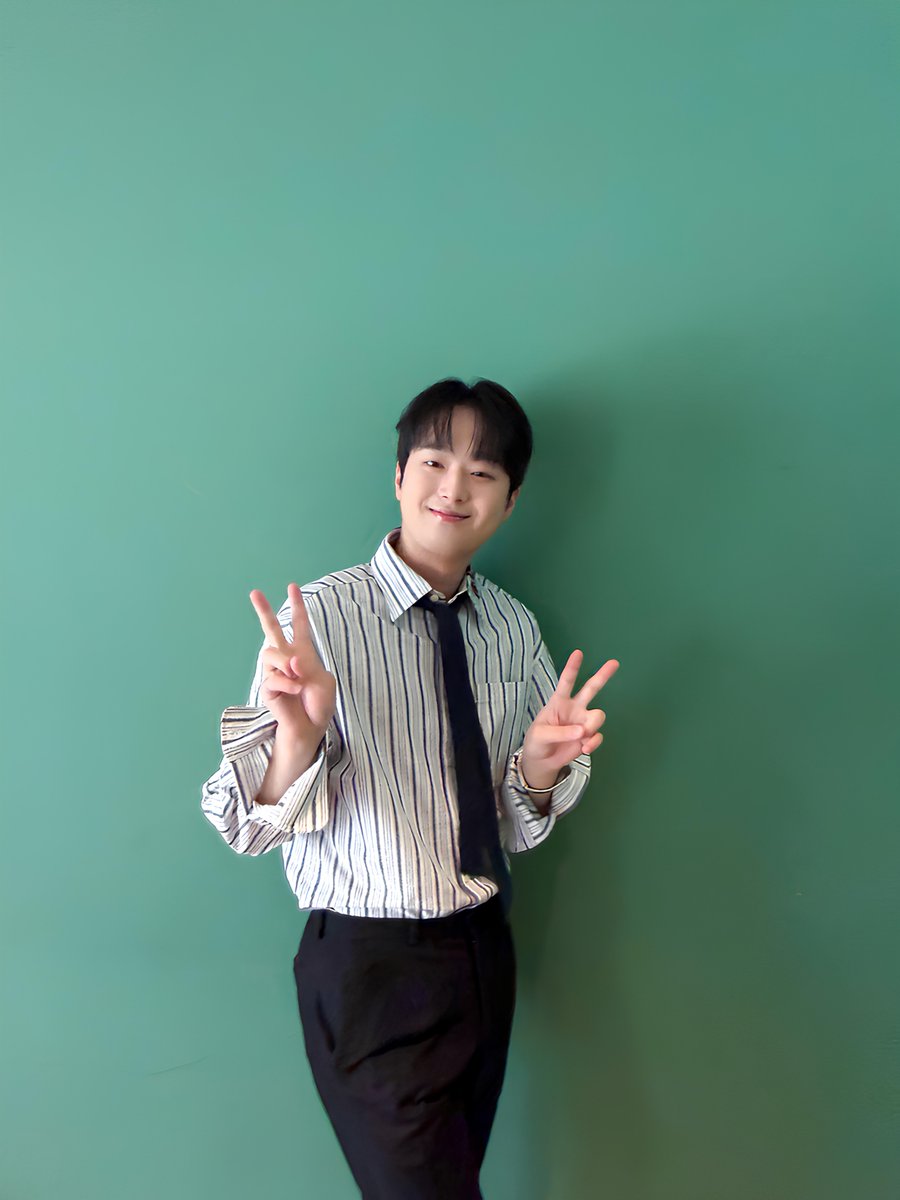 ChanWonOfficial's tweet photo. �� 찬또그래퍼 📸

월요일은 역시
<톡파원 25시> MC또와
함께해야 제 맛💗

오늘도 찬원과 함께
랜선 여행 떠나러✈️

모두 오후 8시 50분
JTBC에서 본방사수!📺✨

#이찬원 #LeeChanWon
#톡파원25시 https://t.co/1jfJX73McR