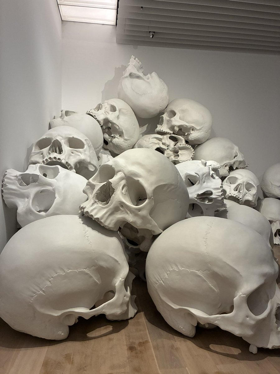 ryopin724's tweet photo. 芸術鑑賞💀🖤🤍 ロン･ミュエク展
人間の内面的な感情が表現された数々の彫刻作品｡
鑑賞者ひとりひとりがそれぞれ何かを想い､心揺さぶられるんだろうなぁ思ったら全てが面白かった｡
巨大スカル100個の空間は圧倒的｡
作品の大きさを伝える為にも一緒に撮れば良かった｡笑 https://t.co/J63kIjKglL