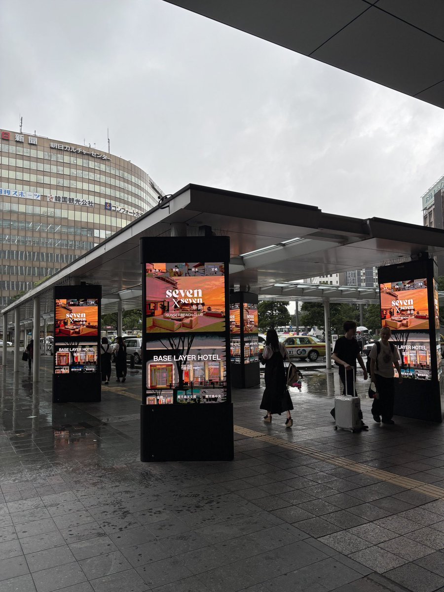 FHG_HOTELS's tweet photo. #FHGHOTELS広報担当 です！

福岡ジャック、本日からスタートしまし
た！

7/1にオープンしたFAV LUX 宮崎の開業に合わせて、7/6〜7/19の約2週間限定で、福岡市内の主要駅を中心に九州エリアのFHGホテルの広告がジャックします✨

実施場所はこちら👇
📍JR博多駅フラッグビジョン
📍JR博多駅デジタルプリズム
📍西鉄天神駅コンコース
📍天神ソラリア大画面
📍地下鉄天神駅コンコース
     地下鉄車内サイネージ
📍西鉄天神高速バスターミナル

駅構内のデジタルサイネージや大型ビジョン、地下鉄車内など、人通りの多い場所に広告を掲出しているので、通勤・通学やお買い物の途中など、さまざまなシーンでご覧いただけます👀
「FAVって見たことある！」「泊まってみたい！」と思っていただけるきっかけになれば嬉しいです😌

福岡にお住まいの方や、旅行・出張で訪れる予定のある方はぜひ探してみてくださいね🔎
見つけた方は、ぜひ写真と一緒に教えてください📸

そして今の博多駅には「九番山笠」の飾り山も展示されています。山笠期間ならではのシンボルでとても迫力があります！
博多駅にお立ち寄りの際は、福岡ジャックと併せてぜひご覧ください🤍
#FHGHOTELS #福岡