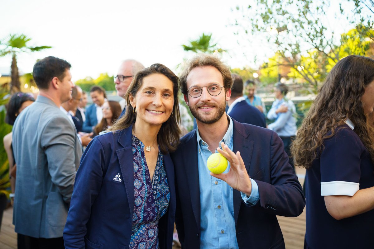 instchoiseul's tweet photo. Le sport français a changé de dimension 🎾

C’est ce qu’a rappelé Amélie OUDÉA-CASTÉRA (@AOC1978), Présidente du Comité National Olympique et Sportif Français (#CNOSF), lors de notre soirée d’été Choiseul Sport & Business.

Le #sport est désormais reconnu pour ce qu’il est : un fait économique et sociétal majeur. Il représente 3 % du PIB, 80 milliards d’euros de chiffre d’affaires, et s’impose comme l’un des secteurs les plus attractifs pour les jeunes générations.

Mais sa force ne tient pas qu’aux chiffres. Le sport crée aussi du lien, de la fierté, de l’émotion collective. Un capital rare, capable de rassembler et de faire nation.

Après #Paris2024, l’enjeu est clair : faire vivre l’héritage olympique dans la durée, structurer davantage l’écosystème, accompagner les fédérations, faire émerger les talents, et préparer les prochaines grandes échéances : Los Angeles 2028, les Jeux d’hiver 2030, et les grands événements internationaux à venir.

🙏 Merci à Amélie Oudéa-Castera pour cet échange, ainsi qu’à Boris Derichebourg, Président d’Elior et de @derichebourg, @SoleneDelobelle, Directrice adjointe de la communication de @lequipe , et Fabrice Herrault (@HerraultFab), Directeur Général délégué du @ParisFC, pour leur présence et leurs éclairages.

Avec #ChoiseulSportBusiness, depuis sept années, nous poursuivons une ambition simple : identifier la relève, valoriser celles et ceux qui font avancer le sport français, et créer des passerelles avec les autres grands secteurs de transformation.

🤝 @lequipe  | Bloch Consulting | @DERICHEBOURG | @8Advisory  | @Groupama  | Helmett | @ParisFC  | @SSMGroup

🔗 Pour découvrir notre palmarès Choiseul Sport & Business : https://t.co/CpQdYhFuFQ
