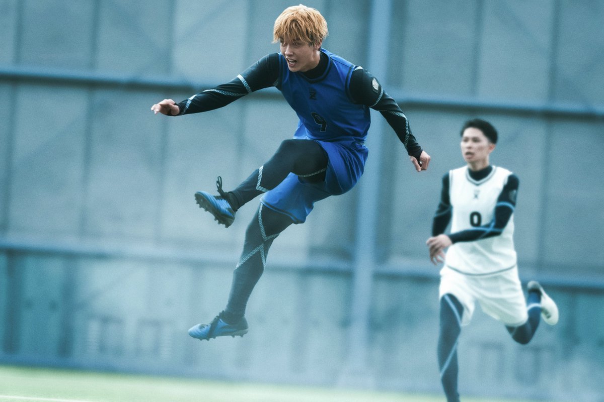 toho_movie's tweet photo. ／
　#ブルーロック
＜チームZ＞場面写真解禁！
＼

🎬8月7日(金)公開
#高橋文哉 主演
映画『ブルーロック』

フィールド上で火花を散らす、
まさに“運命を変える一瞬”を切り取った
熱量MAXの場面写真を一挙解禁！

＜チームZ＞
潔世一 役：#高橋文哉
蜂楽廻 役：#櫻井海音
千切豹馬 役：#高橋恭平
國神錬介 役：#野村康太

@BLUELOCK_MOVIE