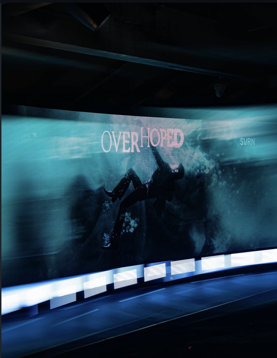 CM2Connect's tweet photo. SVRN เปิดประสบการณ์ ‘OVERHOPED’ ผ่าน MV Premiere Event สร้างความว้าวด้วยโชว์ Performance ที่หลอมรวมดนตรี ศิลปะ ไว้อย่างลงตัว

ค่ำคืนพิเศษที่เต็มไปด้วยบรรยากาศของการเปิดตัวผลงานครั้งสำคัญของ ‘SVRN (SOVEREIGN)’ หรือ ‘ปอร์เช่ ศิวกร’ ศิลปินเดี่ยวจากค่าย GLIIDE ถูกถ่ายทอดผ่านงาน “OVERHOPED: MV PREMIERE EVENT”  ที่จัดขึ้น ณ The Corner House Bangkok เมื่อวันที่ 2 กรกฎาคมที่ผ่านมา โดยเนรมิตพื้นที่ทั้งงานให้กลายเป็น Live Performance Experience ภายใต้คอนเซ็ปต์ Canvas 01 พาผู้ร่วมงานค่อย ๆ ก้าวเข้าสู่โลกของ “OVERHOPED” ผ่านงานศิลปะ ดนตรี งานภาพ และการแสดงสดที่เชื่อมโยงกันอย่างต่อเนื่อง

บรรยากาศภายในงานอบอวลไปด้วยกำลังใจจากเพื่อนศิลปินและคนในวงการบันเทิงที่มาร่วมแสดงความยินดีอย่างอบอุ่น อาทิ ฟ้าใหม่ ดำรงชัยธรรม, ย้ง ทรงยศ, จี๊บ เทพอาจ, ลิซ่า ลลิษา, เติร์ด ลภัส, แจ็คกี้ จักริน, ไอซ์ พาริส, ฝ้าย อ๊ะอาย (4EVE), เออร์วิน (ATLAS), อเล็กซ์ จีซัง โอโบ (DICE), RISA NARISA, แซม ติวเตอร์ (CIR*CLE) รวมถึงแฟนเพลงผู้โชคดีที่ได้รับคัดเลือกให้เข้าร่วมงานสุดเอ็กซ์คลูซีฟในครั้งนี้

หนึ่งในโมเมนต์สำคัญของค่ำคืน คือการรับชม Official MV เพลง “OVERHOPED” เป็นครั้งแรก โดยมิวสิกวิดีโอโดดเด่นด้วยงานภาพที่มีเอกลักษณ์ ถ่ายทอดเรื่องราวผ่านการแสดงและการเคลื่อนไหวของร่างกาย (Body Movement) ซึ่งเป็นหัวใจสำคัญของเพลง สื่อสารอารมณ์ ความรู้สึก และพลังของบทเพลงได้อย่างชัดเจน

แต่ค่ำคืนแห่ง “OVERHOPED” ยังไม่สิ้นสุดลงเพียงบนจอภาพ ทันทีที่มิวสิกวิดีโอจบลง SVRN ก็ปรากฏตัวพร้อม Performance ที่สร้างสรรค์ขึ้นเฉพาะสำหรับค่ำคืนนี้ โดยใช้พื้นที่ทั่วทั้งงานเป็นส่วนหนึ่งของการเล่าเรื่อง ไม่ได้จำกัดอยู่เพียงบนเวที แต่เชื่อมโยงกับผู้ชมอย่างใกล้ชิด ทำให้บรรยากาศทั้งงานค่อย ๆ กลายเป็นส่วนหนึ่งของโลก “OVERHOPED” ผ่านบทเพลง ท่าเต้น และการจัดวางพื้นที่อย่างมีมิติ ซึ่งได้รับเสียงปรบมือและเสียงเชียร์จากผู้ร่วมงานตลอดการแสดง

นอกจากโชว์บนเวที ภายในงานยังมีช่วงพูดคุยเบื้องหลังการสร้างสรรค์ผลงานร่วมกันระหว่าง SVRN, จิ - จิพัฒน์ถิกาล ปาณิกบุตร (Executive Director ค่าย GLIIDE), โฟร์ - ประทีป สิริอิสสระนันท์ (Music Producer), จีน - คำขวัญ ดวงมณี (Music Video Director) และ ครูเจด้า - อภิสราฐ์ เพชรเรืองรอง (Choreographer Director) ที่ร่วมแบ่งปันเรื่องราวตั้งแต่แนวคิดการทำเพลง การออกแบบการแสดง ไปจนถึงการสร้างสรรค์มิวสิกวิดีโอ โดย SVRN มีส่วนร่วมในทุกขั้นตอนของการพัฒนาผลงาน

“OVERHOPED: MV PREMIERE EVENT” จึงไม่ใช่เพียงงานเปิดตัวมิวสิกวิดีโอ แต่เป็นอีกก้าวสำคัญของ SVRN ในการนำเสนอผลงานผ่านประสบการณ์ที่หลอมรวมดนตรี ศิลปะ งานภาพ และการแสดงสดเข้าไว้ด้วยกันอย่างลงตัว พร้อมสะท้อนบทบาทของศิลปินที่มีส่วนร่วมในทุกขั้นตอนของการสร้างสรรค์ผลงาน ตั้งแต่แนวคิดจนถึงการถ่ายทอดสู่สายตาผู้ชม

บรรยากาศงาน OVERHOPED : MVPREMIERE EVENT
https://t.co/hfwm60WFhb

สามารถรับชม Official MV เพลง “OVERHOPED” ได้แล้ววันนี้ทาง YouTube ช่อง SVRN และค่าย GLIIDE
https://t.co/T8BmidZIXi

#OVERHOPEDTheMVPremiere #OVERHOPED #SVRN #GLIIDE