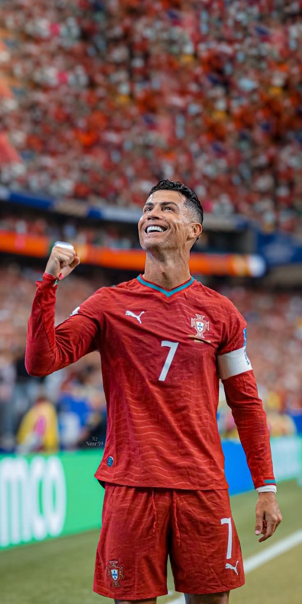 xtraagoal's tweet photo. Boleh saja kalian menganggap Messi sebagai GOAT, dan bagi gue Ronaldo adalah GOAT.

Tapi satu hal yang sulit dibantah: tanpa Ronaldo, perdebatan GOAT tidak akan sebesar ini. Tanpa Messi, perdebatan itu juga tidak akan semegah sekarang.

Hari ini ada Mbappé, Haaland, Jude Bellingham, dan Vinícius Jr. dengan kualitas luar biasa. Namun, gaung mereka masih belum mampu menandingi besarnya rivalitas Ronaldo vs Messi.

Selama lebih dari dua dekade, mereka mengubah standar sepak bola. Mereka memecahkan rekor, memenangkan trofi, dan membuat jutaan orang terus memperdebatkan siapa yang terbaik.

Silakan tetap menjadi pendukung Ronaldo atau Messi. Tapi saat salah satu dari mereka benar-benar pensiun, rasanya itu akan menjadi hari patah hati bagi jutaan pencinta sepak bola di seluruh dunia.

#Worldcup #cristianoronaldo #messi