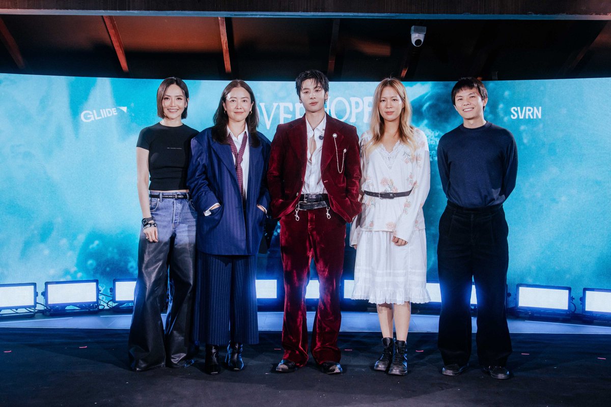CM2Connect's tweet photo. SVRN เปิดประสบการณ์ ‘OVERHOPED’ ผ่าน MV Premiere Event สร้างความว้าวด้วยโชว์ Performance ที่หลอมรวมดนตรี ศิลปะ ไว้อย่างลงตัว

ค่ำคืนพิเศษที่เต็มไปด้วยบรรยากาศของการเปิดตัวผลงานครั้งสำคัญของ ‘SVRN (SOVEREIGN)’ หรือ ‘ปอร์เช่ ศิวกร’ ศิลปินเดี่ยวจากค่าย GLIIDE ถูกถ่ายทอดผ่านงาน “OVERHOPED: MV PREMIERE EVENT”  ที่จัดขึ้น ณ The Corner House Bangkok เมื่อวันที่ 2 กรกฎาคมที่ผ่านมา โดยเนรมิตพื้นที่ทั้งงานให้กลายเป็น Live Performance Experience ภายใต้คอนเซ็ปต์ Canvas 01 พาผู้ร่วมงานค่อย ๆ ก้าวเข้าสู่โลกของ “OVERHOPED” ผ่านงานศิลปะ ดนตรี งานภาพ และการแสดงสดที่เชื่อมโยงกันอย่างต่อเนื่อง

บรรยากาศภายในงานอบอวลไปด้วยกำลังใจจากเพื่อนศิลปินและคนในวงการบันเทิงที่มาร่วมแสดงความยินดีอย่างอบอุ่น อาทิ ฟ้าใหม่ ดำรงชัยธรรม, ย้ง ทรงยศ, จี๊บ เทพอาจ, ลิซ่า ลลิษา, เติร์ด ลภัส, แจ็คกี้ จักริน, ไอซ์ พาริส, ฝ้าย อ๊ะอาย (4EVE), เออร์วิน (ATLAS), อเล็กซ์ จีซัง โอโบ (DICE), RISA NARISA, แซม ติวเตอร์ (CIR*CLE) รวมถึงแฟนเพลงผู้โชคดีที่ได้รับคัดเลือกให้เข้าร่วมงานสุดเอ็กซ์คลูซีฟในครั้งนี้

หนึ่งในโมเมนต์สำคัญของค่ำคืน คือการรับชม Official MV เพลง “OVERHOPED” เป็นครั้งแรก โดยมิวสิกวิดีโอโดดเด่นด้วยงานภาพที่มีเอกลักษณ์ ถ่ายทอดเรื่องราวผ่านการแสดงและการเคลื่อนไหวของร่างกาย (Body Movement) ซึ่งเป็นหัวใจสำคัญของเพลง สื่อสารอารมณ์ ความรู้สึก และพลังของบทเพลงได้อย่างชัดเจน

แต่ค่ำคืนแห่ง “OVERHOPED” ยังไม่สิ้นสุดลงเพียงบนจอภาพ ทันทีที่มิวสิกวิดีโอจบลง SVRN ก็ปรากฏตัวพร้อม Performance ที่สร้างสรรค์ขึ้นเฉพาะสำหรับค่ำคืนนี้ โดยใช้พื้นที่ทั่วทั้งงานเป็นส่วนหนึ่งของการเล่าเรื่อง ไม่ได้จำกัดอยู่เพียงบนเวที แต่เชื่อมโยงกับผู้ชมอย่างใกล้ชิด ทำให้บรรยากาศทั้งงานค่อย ๆ กลายเป็นส่วนหนึ่งของโลก “OVERHOPED” ผ่านบทเพลง ท่าเต้น และการจัดวางพื้นที่อย่างมีมิติ ซึ่งได้รับเสียงปรบมือและเสียงเชียร์จากผู้ร่วมงานตลอดการแสดง

นอกจากโชว์บนเวที ภายในงานยังมีช่วงพูดคุยเบื้องหลังการสร้างสรรค์ผลงานร่วมกันระหว่าง SVRN, จิ - จิพัฒน์ถิกาล ปาณิกบุตร (Executive Director ค่าย GLIIDE), โฟร์ - ประทีป สิริอิสสระนันท์ (Music Producer), จีน - คำขวัญ ดวงมณี (Music Video Director) และ ครูเจด้า - อภิสราฐ์ เพชรเรืองรอง (Choreographer Director) ที่ร่วมแบ่งปันเรื่องราวตั้งแต่แนวคิดการทำเพลง การออกแบบการแสดง ไปจนถึงการสร้างสรรค์มิวสิกวิดีโอ โดย SVRN มีส่วนร่วมในทุกขั้นตอนของการพัฒนาผลงาน

“OVERHOPED: MV PREMIERE EVENT” จึงไม่ใช่เพียงงานเปิดตัวมิวสิกวิดีโอ แต่เป็นอีกก้าวสำคัญของ SVRN ในการนำเสนอผลงานผ่านประสบการณ์ที่หลอมรวมดนตรี ศิลปะ งานภาพ และการแสดงสดเข้าไว้ด้วยกันอย่างลงตัว พร้อมสะท้อนบทบาทของศิลปินที่มีส่วนร่วมในทุกขั้นตอนของการสร้างสรรค์ผลงาน ตั้งแต่แนวคิดจนถึงการถ่ายทอดสู่สายตาผู้ชม

บรรยากาศงาน OVERHOPED : MVPREMIERE EVENT
https://t.co/hfwm60WFhb

สามารถรับชม Official MV เพลง “OVERHOPED” ได้แล้ววันนี้ทาง YouTube ช่อง SVRN และค่าย GLIIDE
https://t.co/T8BmidZIXi

#OVERHOPEDTheMVPremiere #OVERHOPED #SVRN #GLIIDE