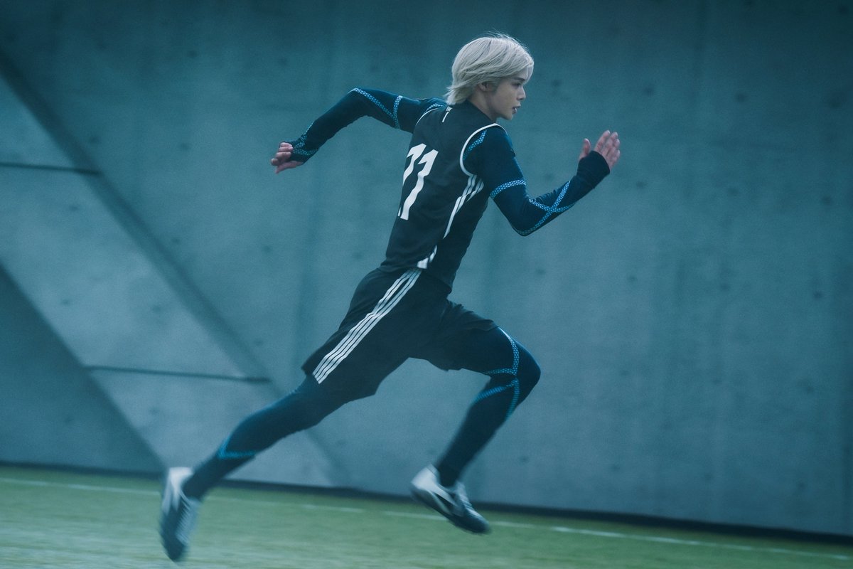 toho_movie's tweet photo. ／
　#ブルーロック
＜チームV＞場面写真解禁！
＼

🎬8月7日(金)公開
#高橋文哉 主演
映画『ブルーロック』

フィールド上で火花を散らす、
まさに“運命を変える一瞬”を切り取った
熱量MAXの場面写真を一挙解禁！

＜チームV＞
凪誠士郎 役：#K (&amp;TEAM)
御影玲王 役：#綱啓永

@BLUELOCK_MOVIE https://t.co/OW01YCPWKr