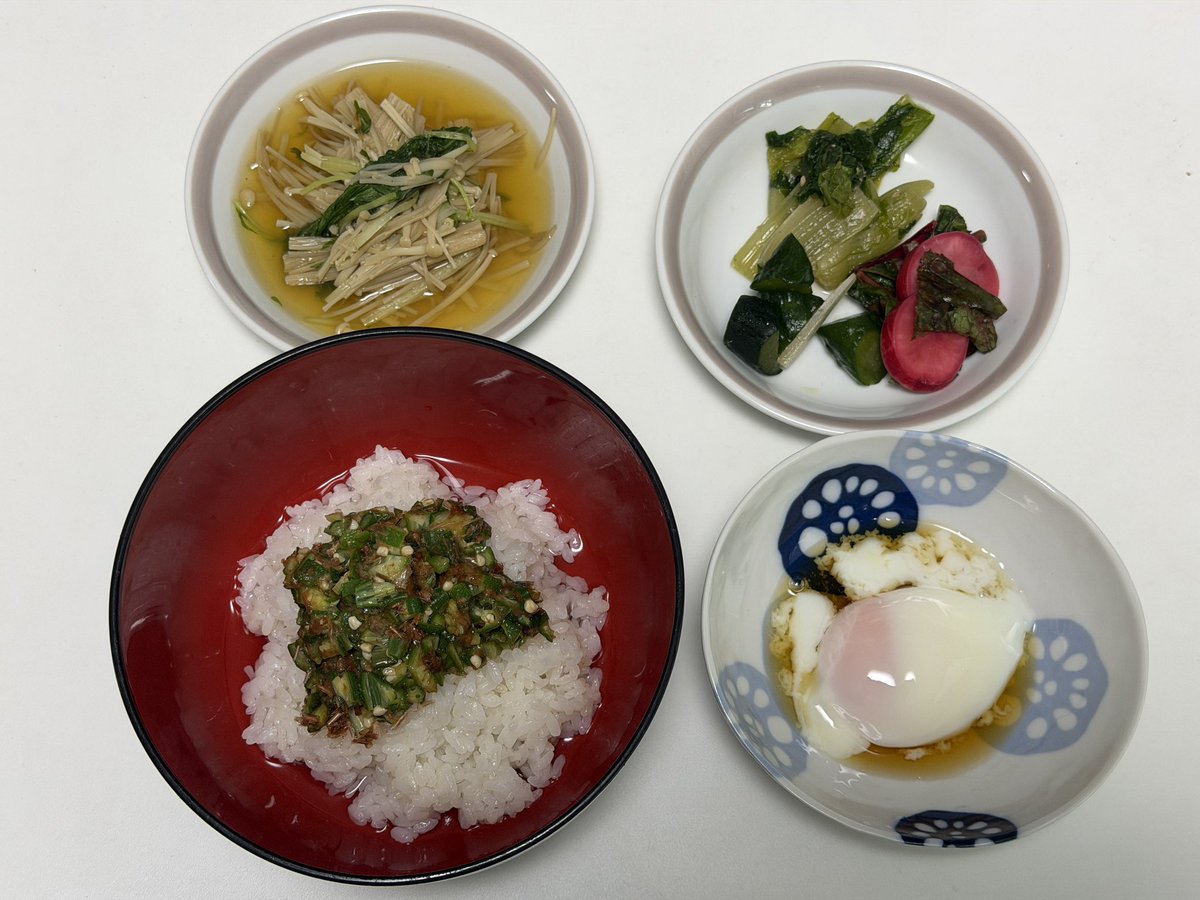 tombow's tweet photo. けさはスープごはん本からたたきオクラと梅の湯漬け。酸っぱくてサラサラいけて梅雨どきにうれしいおあじ。
同居人がうまうま言いながら食べてた。ここまでで一番反応良いかも。
梅干しくれた叔母に感謝。 https://t.co/R9e10clwKT