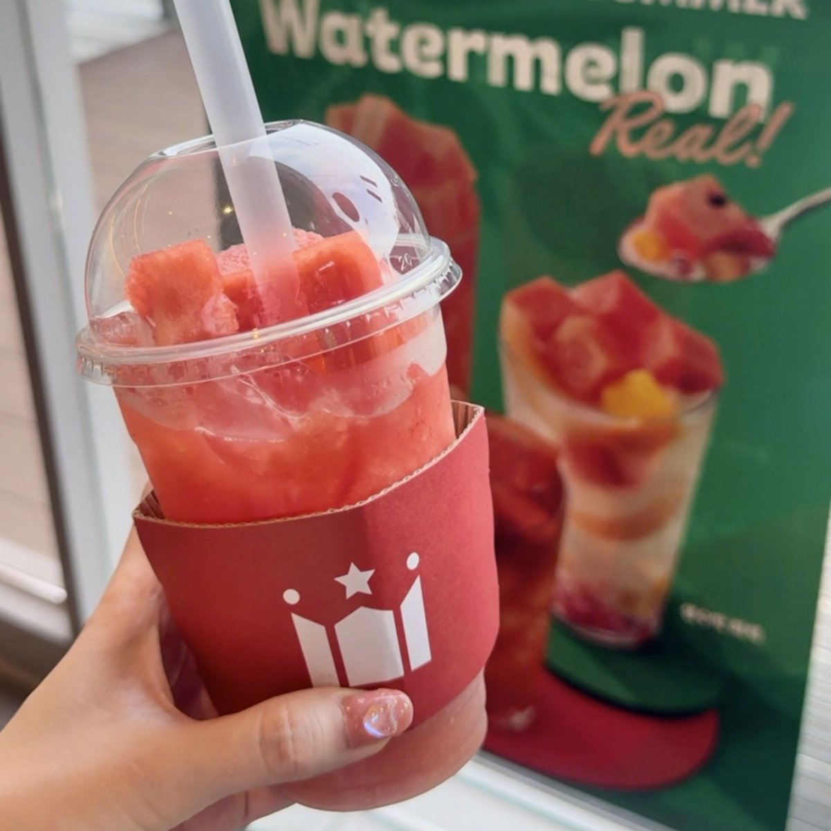 konest's tweet photo. 韓国の夏🏖️は、いろんなコーヒーチェーン店でスイカジュースが楽しめる🍉

どこが美味しいのか迷う人も多いはず…🤔💭
実際に飲み比べてみて、それぞれの味をレビュー！

気になる人はこちら👇
https://t.co/6PWT4VFKMx https://t.co/hmBcajCnQw