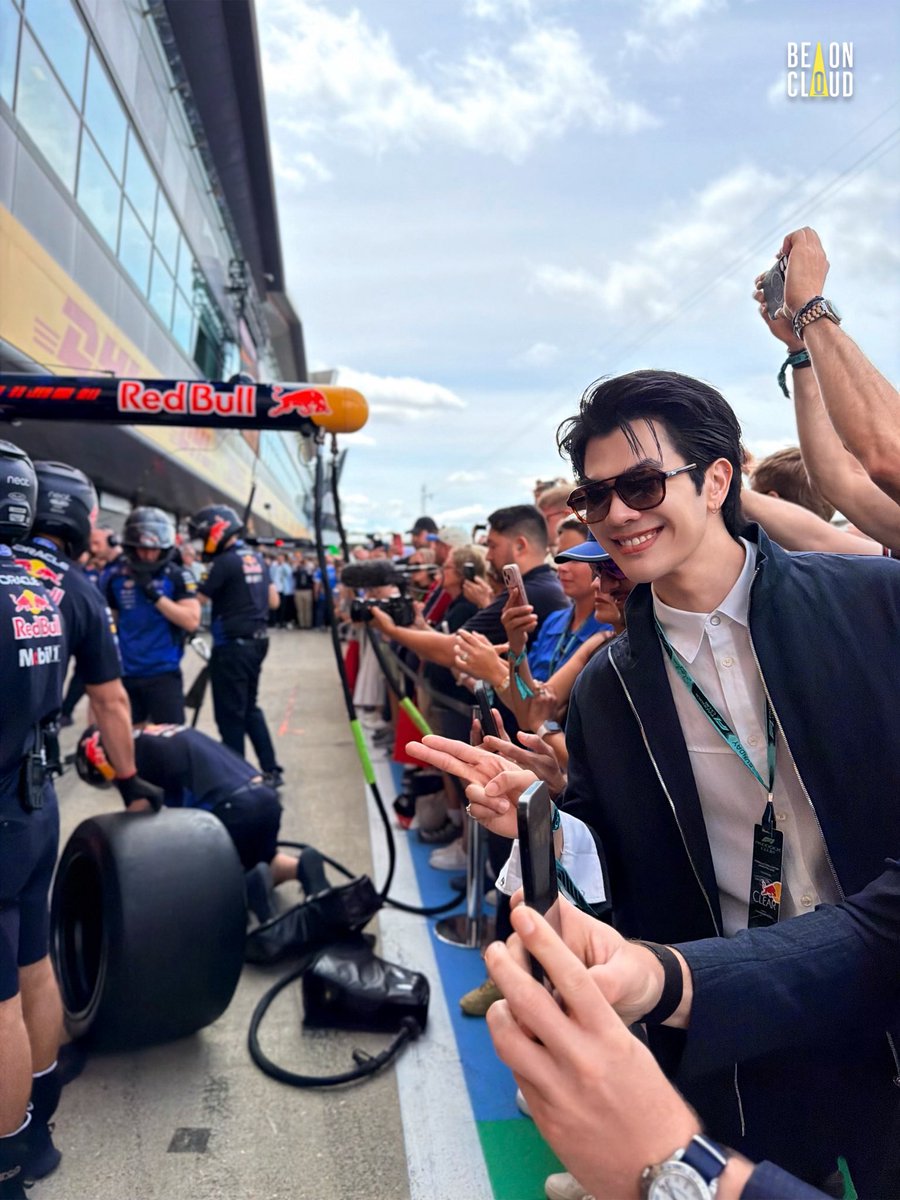 beoncloud_th's tweet photo. ภาพบรรยากาศจากสนาม Silverstone Circuit 🏎️💨 มาย ภาคภูมิ ชมการแข่งขัน Formula 1 Pirelli British Grand Prix 2026 ในทริป Clear Men Charge To The Max at British GP 🏁

#ClearThailandXMile 
#ClearThailand #ClearMenThailand https://t.co/JLI79gZgCE