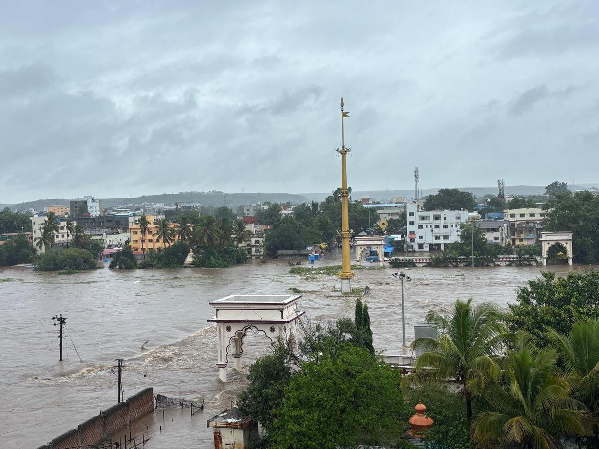 alimshaikhTOI's tweet photo. That's #Alandi after #Indrayani river started overflowing, causing flooding in low-lying areas of the temple town, just two days before the annual Palkhi procession starts. #Pune https://t.co/jKsGJtGrPQ