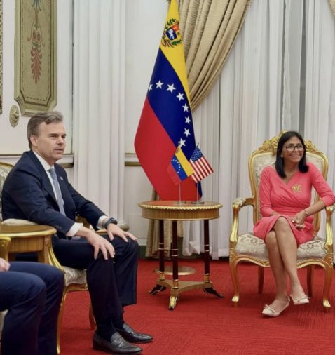 cristiancrespoj's tweet photo. .@usembassyve @SecRubio @POTUS 

🚨“YO DI LA ORDEN A LAS FANB”. Delcy Rodríguez dio la orden de:

- Bloquear los centros de acopio y la ayuda humanitaria que iría a los afectados.
- De robar ayuda humanitaria y saquear centros de acopio y edificios destruídos.
- Cerrar el espacio aéreo venezolano afectando la llegada de ayuda humanitaria.
- No apoyar las labores de búsqueda de sobrevivientes.
- Poner trabas a rescatistas internacionales y a la sociedad civil que quería ayudar a encontrar sobrevivientes.
- Amedrentar a los que organizaban los centros de acopio.
- Secuestrar a rescatistas que resultaban incómodos y le impedían tapar la verdad.

Delcy es la culpable de la muerte de miles de venezolanos.

Además,
- Mientras los venezolanos se morían bajo los escombros, Delcy se reunía con los rescatistas internacionales, para poder sacar provecho mediático de la tragedia, y brindaba costosos desayunos a los periodistas internacionales a los que trató de hacer un tour por la zona de la tragedia que no se viera tan “feo”.
- Delcy no estuvo presente en la zona del desastre, fue a algunos lugares de madrugada y utilizó a actores en lugar de personas afectadas de verdad.
- Delcy fue la responsable de la desidia, la falta de empatía y compasión, la inutilidad y la indolencia con que se está manejando la tragedia en Venezuela.

Las personas rescatadas fueron por obra y gracia de la sociedad civil y rescatistas internacionales.

Claro que si, Delcy dio la orden, Delcy es culpable, y está siendo tutelada por los EE.UU.

#Venezuela #TerremotoVE