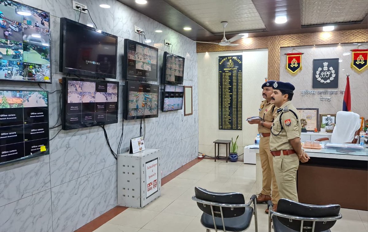 digrangemeerut's tweet photo. #DIGRangeMeerut श्री कलानिधि नैथानी द्वारा आज दिनांक 06.07.2026 को आगामी #कांवड़_यात्रा के दृष्टिगत जनपद मेरठ के घंटाघर स्थित पुलिस अधिक्षक नगर कार्यालय पर बने कांवड़ कंट्रोल रूम का निरीक्षण/ भ्रमण किया गया तथा कैमरो के व्यू आदि को लेकर सर्व-संबंधित को आवश्यक दिशा निर्देश दिए .. https://t.co/tBVCAsqH3d