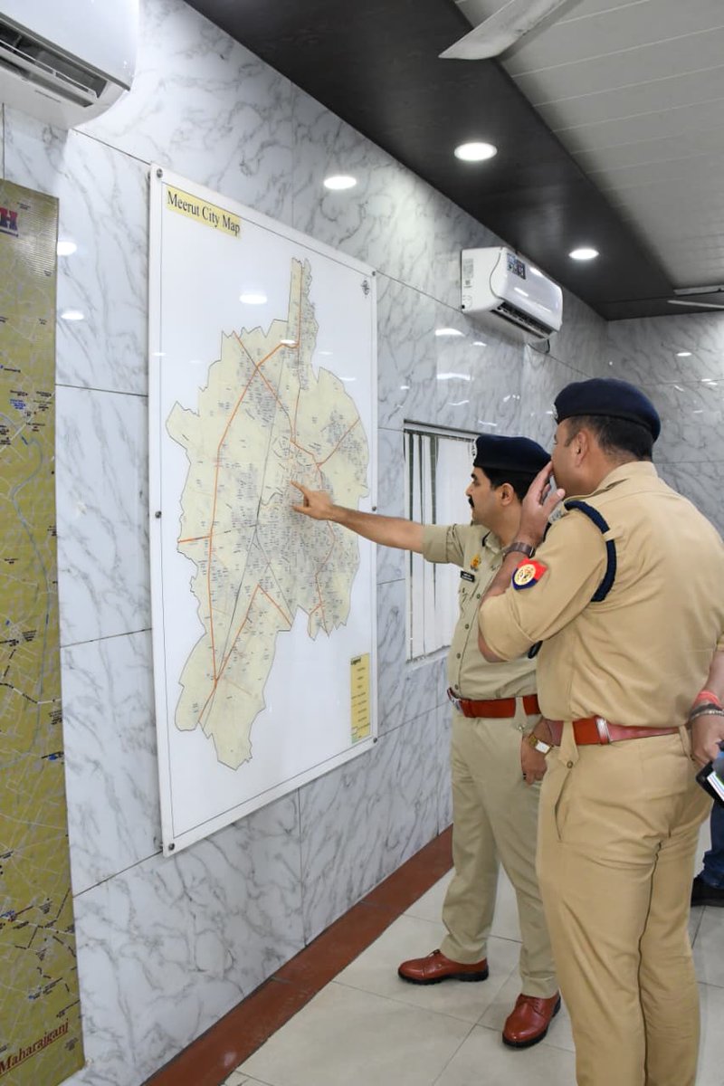 digrangemeerut's tweet photo. #DIGRangeMeerut श्री कलानिधि नैथानी द्वारा आज दिनांक 06.07.2026 को आगामी #कांवड़_यात्रा के दृष्टिगत जनपद मेरठ के घंटाघर स्थित पुलिस अधिक्षक नगर कार्यालय पर बने कांवड़ कंट्रोल रूम का निरीक्षण/ भ्रमण किया गया तथा कैमरो के व्यू आदि को लेकर सर्व-संबंधित को आवश्यक दिशा निर्देश दिए .. https://t.co/tBVCAsqH3d