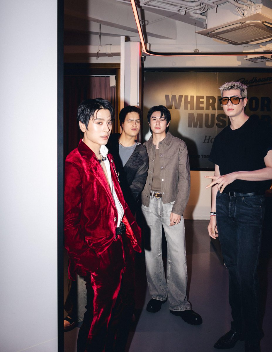 NNEWs_Uent's tweet photo. SVRN เปิดประสบการณ์ ‘OVERHOPED’ ผ่าน MV Premiere Event สร้างความว้าวด้วยโชว์ Performance ที่หลอมรวมดนตรี ศิลปะ ไว้อย่างลงตัว

📌 https://t.co/nShyBibUAK

#OVERHOPEDTheMVPremiere #OVERHOPED #SVRN #GLIIDE

         ค่ำคืนพิเศษที่เต็มไปด้วยบรรยากาศของการเปิดตัวผลงานครั้งสำคัญของ ‘SVRN (SOVEREIGN)’ หรือ ‘ปอร์เช่ ศิวกร’ ศิลปินเดี่ยวจากค่าย GLIIDE ถูกถ่ายทอดผ่านงาน “OVERHOPED: MV PREMIERE EVENT”  ที่จัดขึ้น ณ The Corner House Bangkok เมื่อวันที่ 2 กรกฎาคมที่ผ่านมา โดยเนรมิตพื้นที่ทั้งงานให้กลายเป็น Live Performance Experience ภายใต้คอนเซ็ปต์ Canvas 01 พาผู้ร่วมงานค่อย ๆ ก้าวเข้าสู่โลกของ “OVERHOPED” ผ่านงานศิลปะ ดนตรี งานภาพ และการแสดงสดที่เชื่อมโยงกันอย่างต่อเนื่อง

   บรรยากาศภายในงานอบอวลไปด้วยกำลังใจจากเพื่อนศิลปินและคนในวงการบันเทิงที่มาร่วมแสดงความยินดีอย่างอบอุ่น อาทิ ฟ้าใหม่ ดำรงชัยธรรม, ย้ง ทรงยศ, จี๊บ เทพอาจ, ลิซ่า ลลิษา, เติร์ด ลภัส, แจ็คกี้ จักริน, ไอซ์ พาริส, ฝ้าย อ๊ะอาย (4EVE), เออร์วิน (ATLAS), อเล็กซ์ จีซัง โอโบ (DICE), RISA NARISA, แซม ติวเตอร์ (CIR*CLE) รวมถึงแฟนเพลงผู้โชคดีที่ได้รับคัดเลือกให้เข้าร่วมงานสุดเอ็กซ์คลูซีฟในครั้งนี้

        หนึ่งในโมเมนต์สำคัญของค่ำคืน คือการรับชม Official MV เพลง “OVERHOPED” เป็นครั้งแรก โดยมิวสิกวิดีโอโดดเด่นด้วยงานภาพที่มีเอกลักษณ์ ถ่ายทอดเรื่องราวผ่านการแสดงและการเคลื่อนไหวของร่างกาย (Body Movement) ซึ่งเป็นหัวใจสำคัญของเพลง สื่อสารอารมณ์ ความรู้สึก และพลังของบทเพลงได้อย่างชัดเจน

          แต่ค่ำคืนแห่ง “OVERHOPED” ยังไม่สิ้นสุดลงเพียงบนจอภาพ ทันทีที่มิวสิกวิดีโอจบลง SVRN ก็ปรากฏตัวพร้อม Performance ที่สร้างสรรค์ขึ้นเฉพาะสำหรับค่ำคืนนี้ โดยใช้พื้นที่ทั่วทั้งงานเป็นส่วนหนึ่งของการเล่าเรื่อง ไม่ได้จำกัดอยู่เพียงบนเวที แต่เชื่อมโยงกับผู้ชมอย่างใกล้ชิด ทำให้บรรยากาศทั้งงานค่อย ๆ กลายเป็นส่วนหนึ่งของโลก “OVERHOPED” ผ่านบทเพลง ท่าเต้น และการจัดวางพื้นที่อย่างมีมิติ ซึ่งได้รับเสียงปรบมือและเสียงเชียร์จากผู้ร่วมงานตลอดการแสดง

         นอกจากโชว์บนเวที ภายในงานยังมีช่วงพูดคุยเบื้องหลังการสร้างสรรค์ผลงานร่วมกันระหว่าง SVRN, จิ - จิพัฒน์ถิกาล ปาณิกบุตร (Executive Director ค่าย GLIIDE), โฟร์ - ประทีป สิริอิสสระนันท์ (Music Producer), จีน - คำขวัญ ดวงมณี (Music Video Director) และ ครูเจด้า - อภิสราฐ์ เพชรเรืองรอง (Choreographer Director) ที่ร่วมแบ่งปันเรื่องราวตั้งแต่แนวคิดการทำเพลง การออกแบบการแสดง ไปจนถึงการสร้างสรรค์มิวสิกวิดีโอ โดย SVRN มีส่วนร่วมในทุกขั้นตอนของการพัฒนาผลงาน

           “OVERHOPED: MV PREMIERE EVENT” จึงไม่ใช่เพียงงานเปิดตัวมิวสิกวิดีโอ แต่เป็นอีกก้าวสำคัญของ SVRN ในการนำเสนอผลงานผ่านประสบการณ์ที่หลอมรวมดนตรี ศิลปะ งานภาพ และการแสดงสดเข้าไว้ด้วยกันอย่างลงตัว พร้อมสะท้อนบทบาทของศิลปินที่มีส่วนร่วมในทุกขั้นตอนของการสร้างสรรค์ผลงาน ตั้งแต่แนวคิดจนถึงการถ่ายทอดสู่สายตาผู้ชม