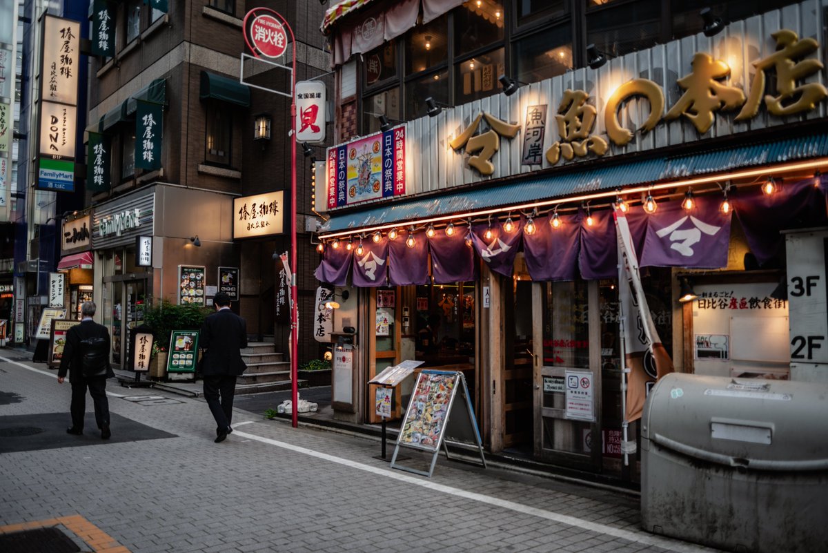 Distagon28mm F2.8で丸の内 先週の金曜日ここで飲んでましたw #nikonz5